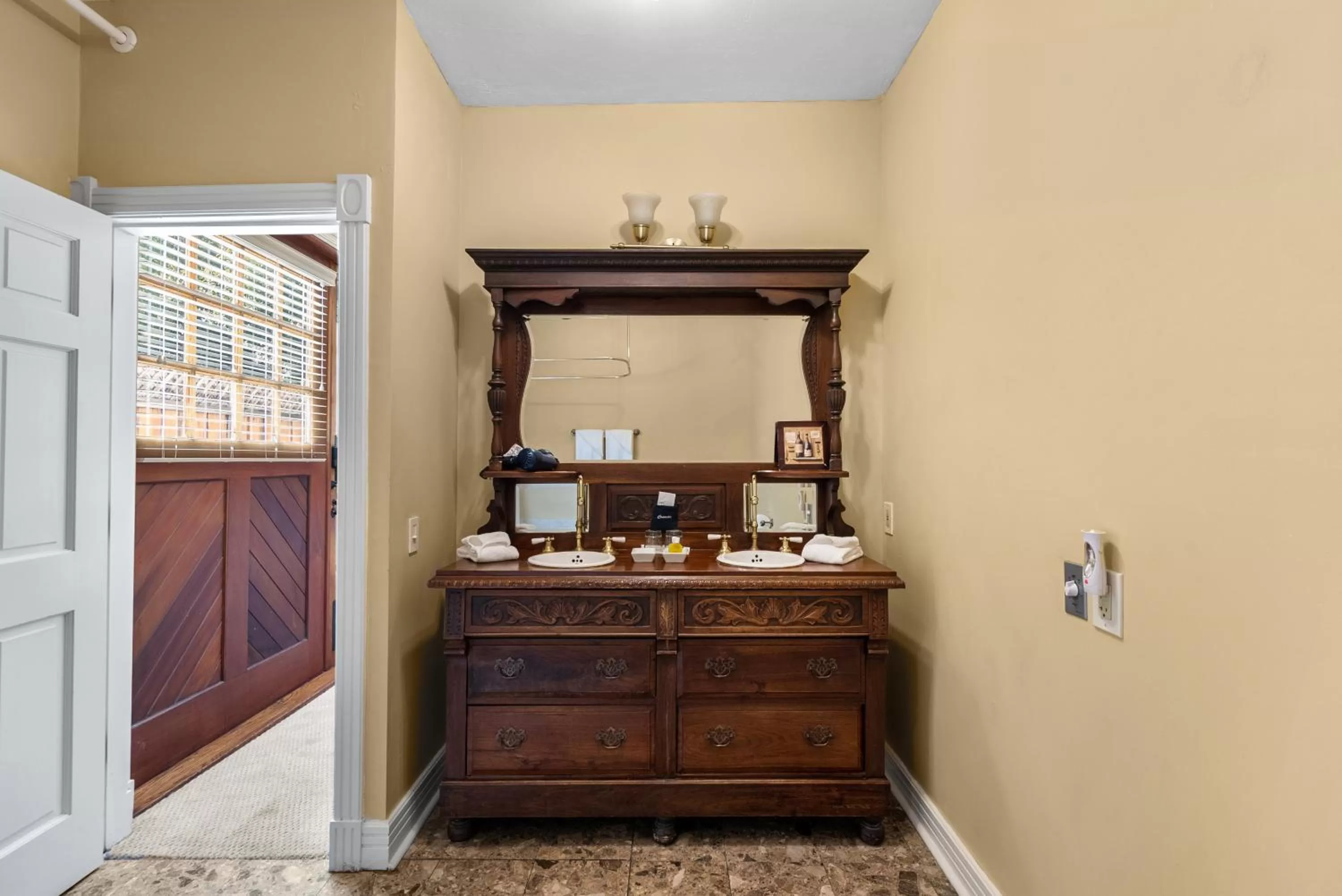 Kitchen/Kitchenette in Hennessey House Bed and Breakfast