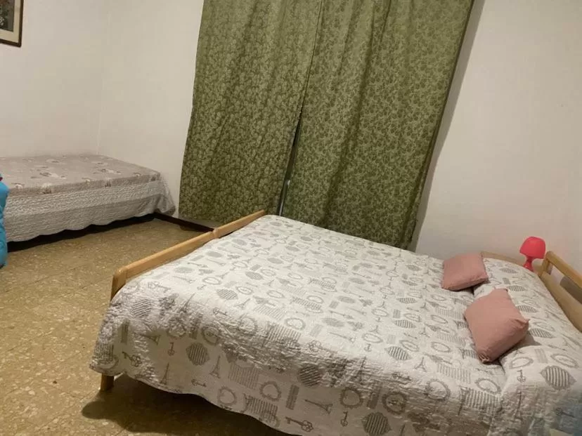 Photo of the whole room, Bed in Travellers Lodge Bed & Rooms