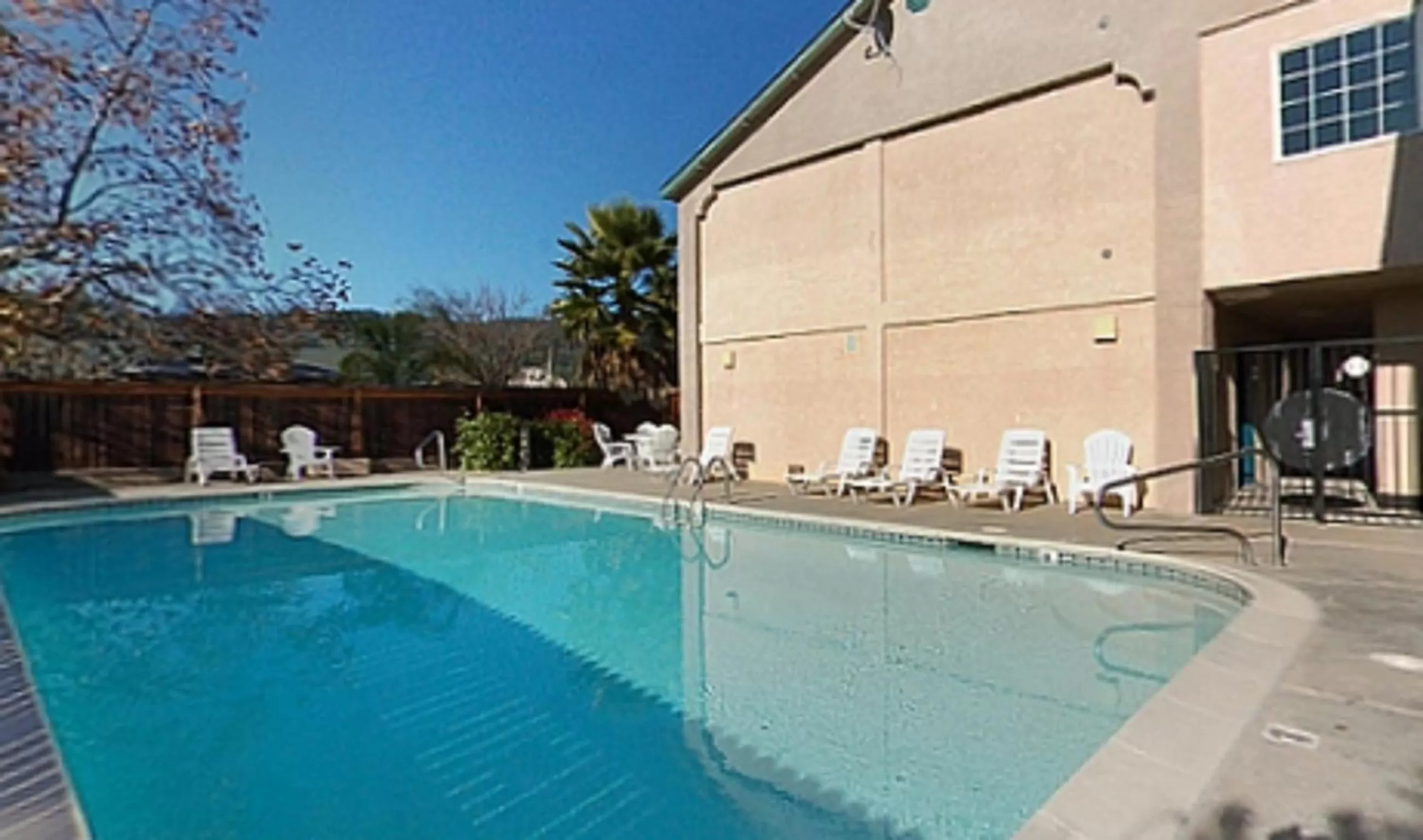 Swimming pool in Cloverdale Wine Country Inn & Suites