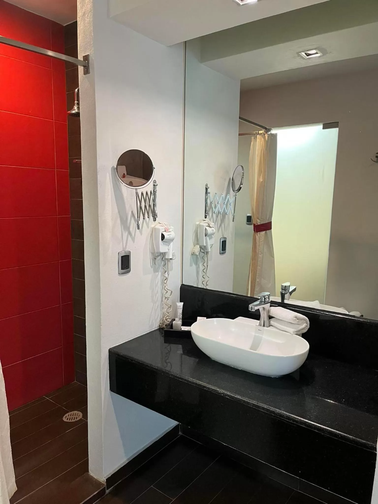 Shower in Zújmú Business Boutique Hotel