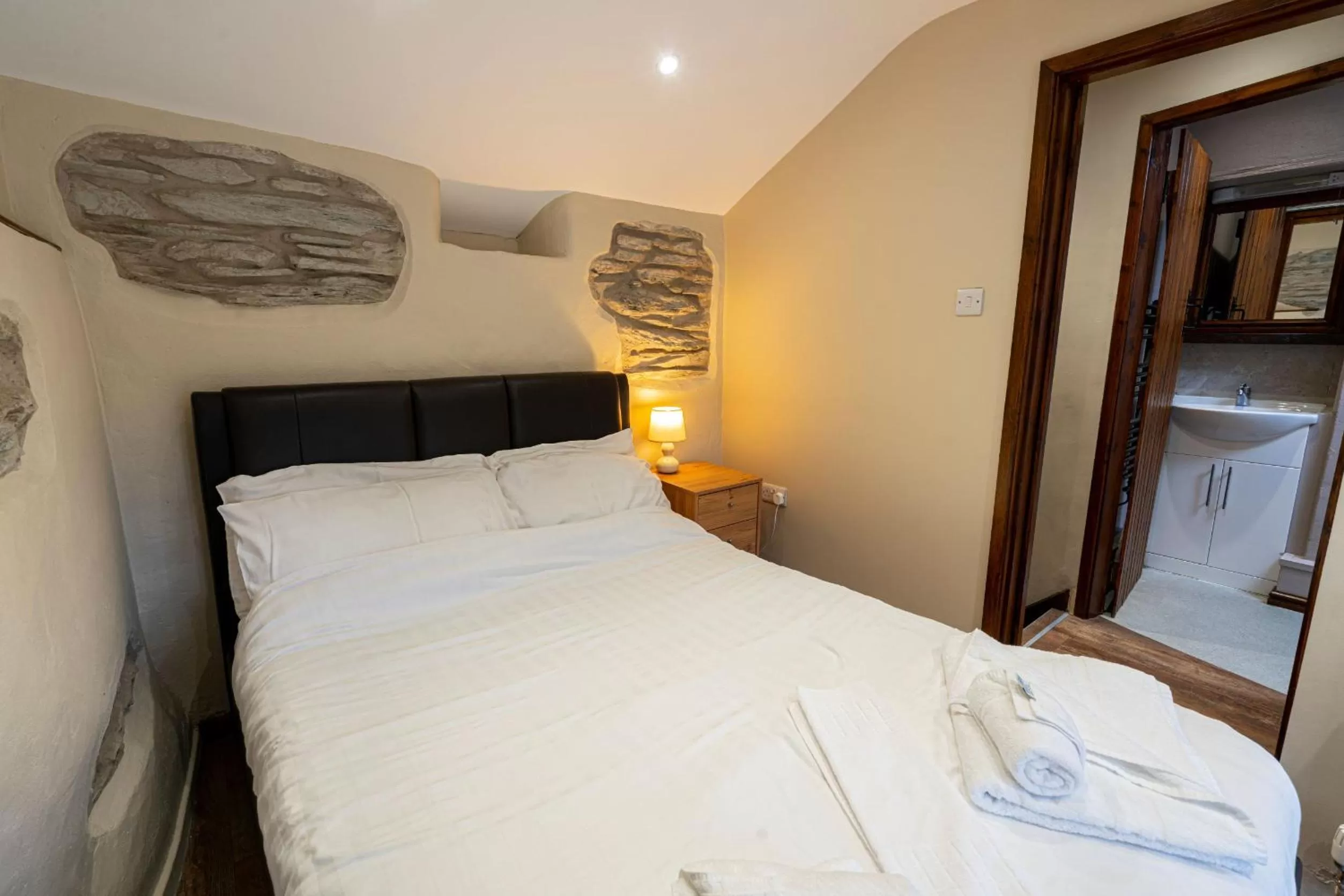 Bedroom, Bed in Grapes Hotel, Bar & Restaurant Snowdonia Nr Zip World