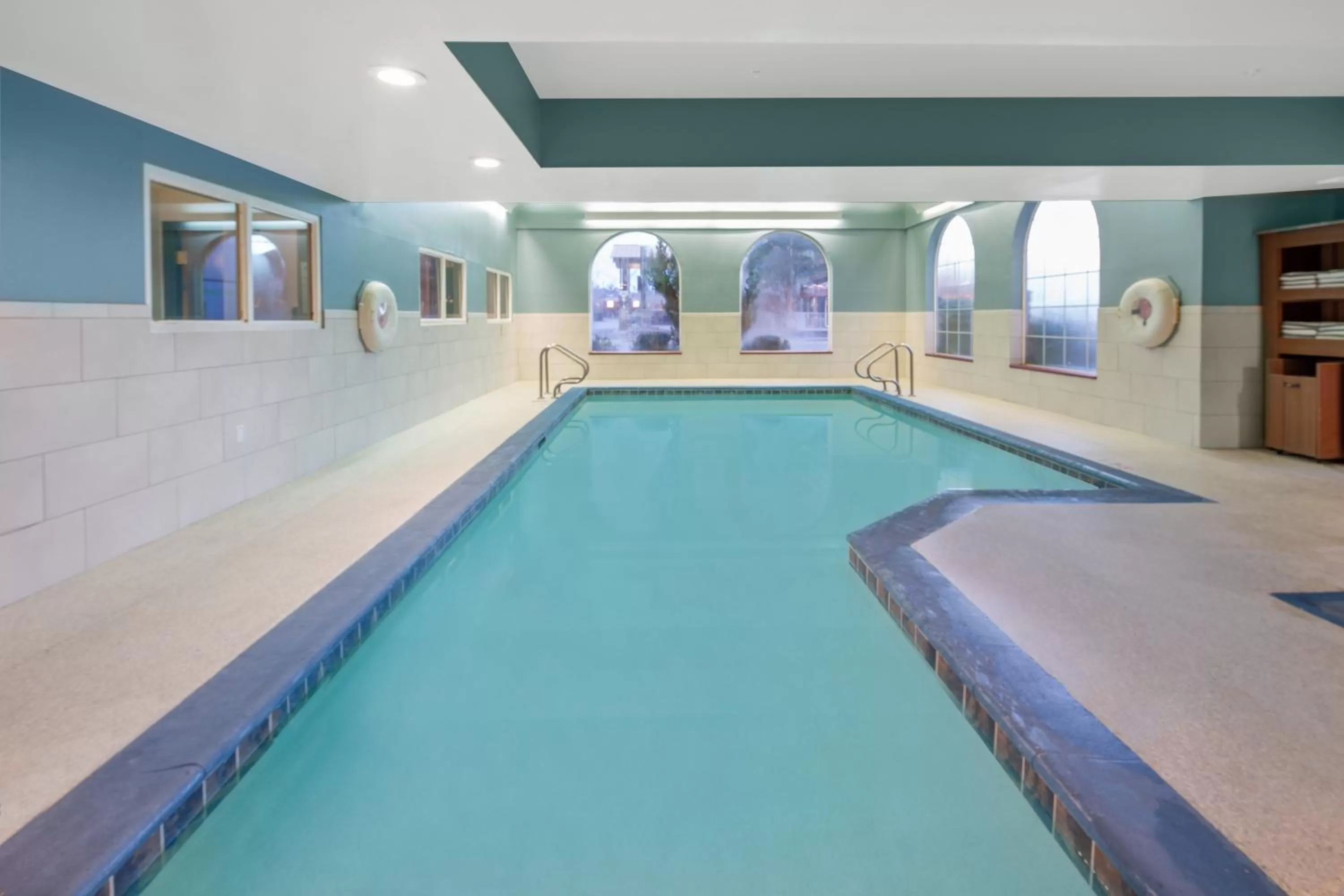 Swimming pool in Holiday Inn Express Hotel & Suites Bishop by IHG
