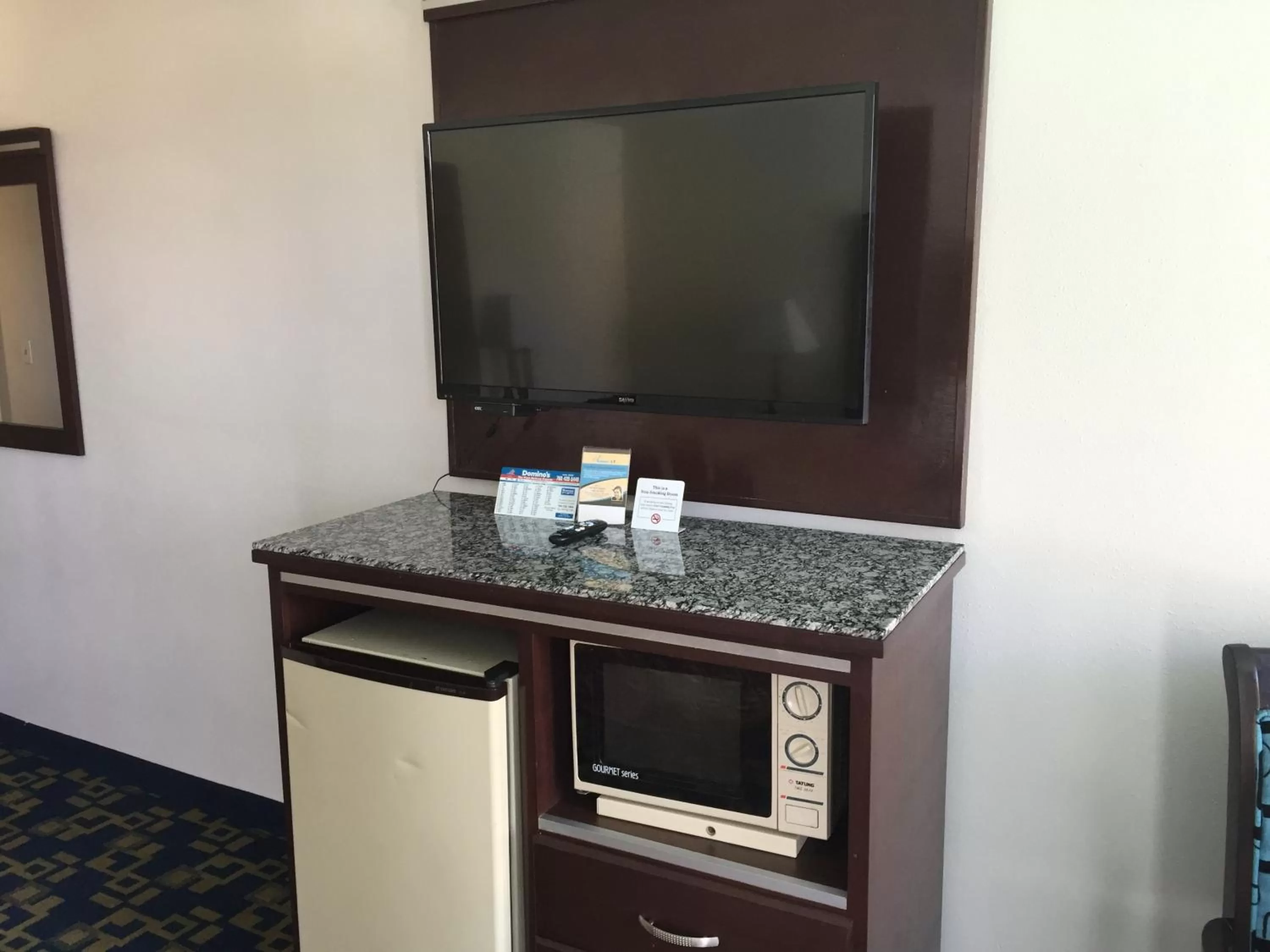 Standard Room, 1 King Bed, Non Smoking in Oceanside, CA – Marina / Camp Pendleton