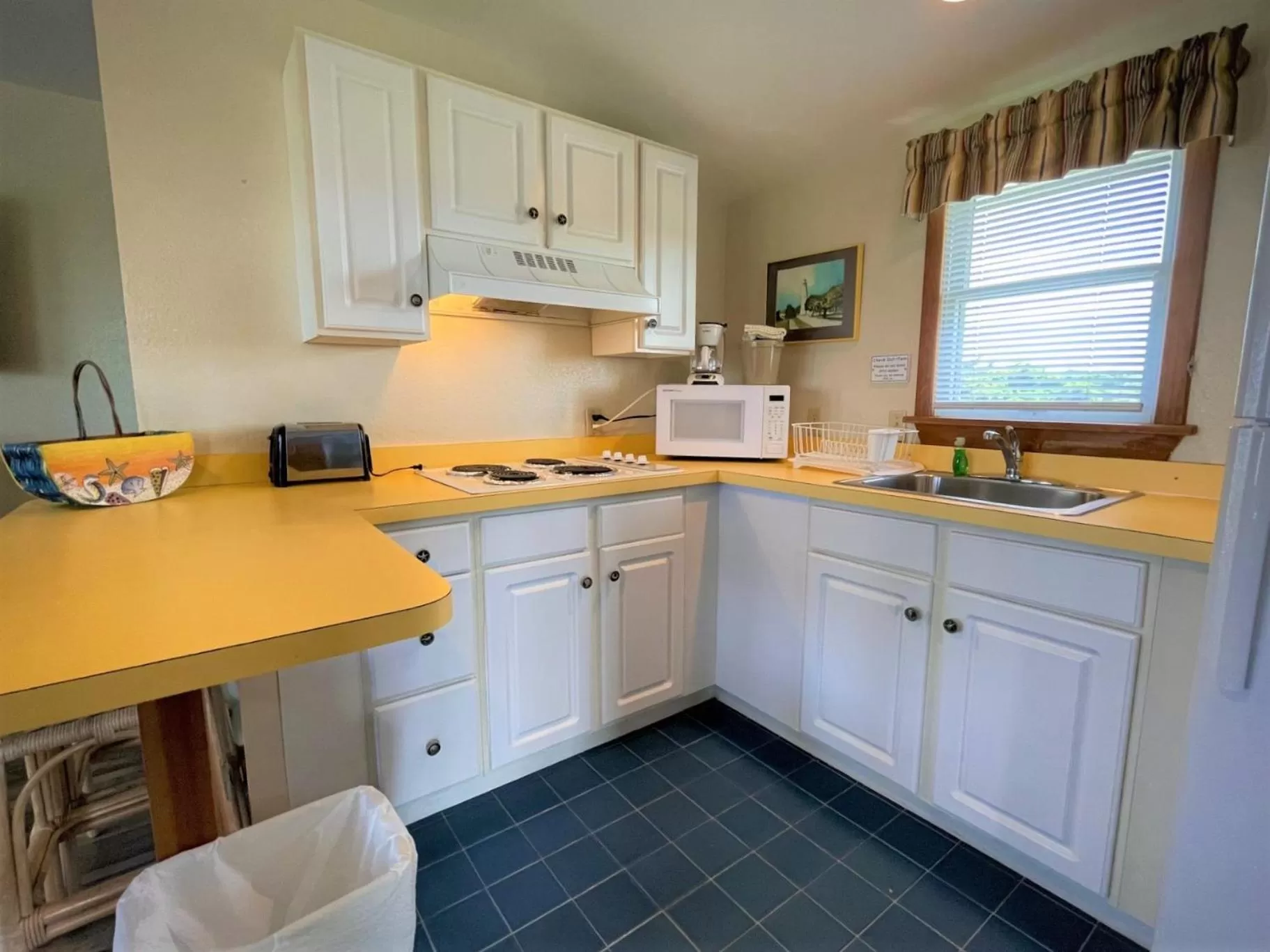 Kitchen or kitchenette in Pony Island Inn