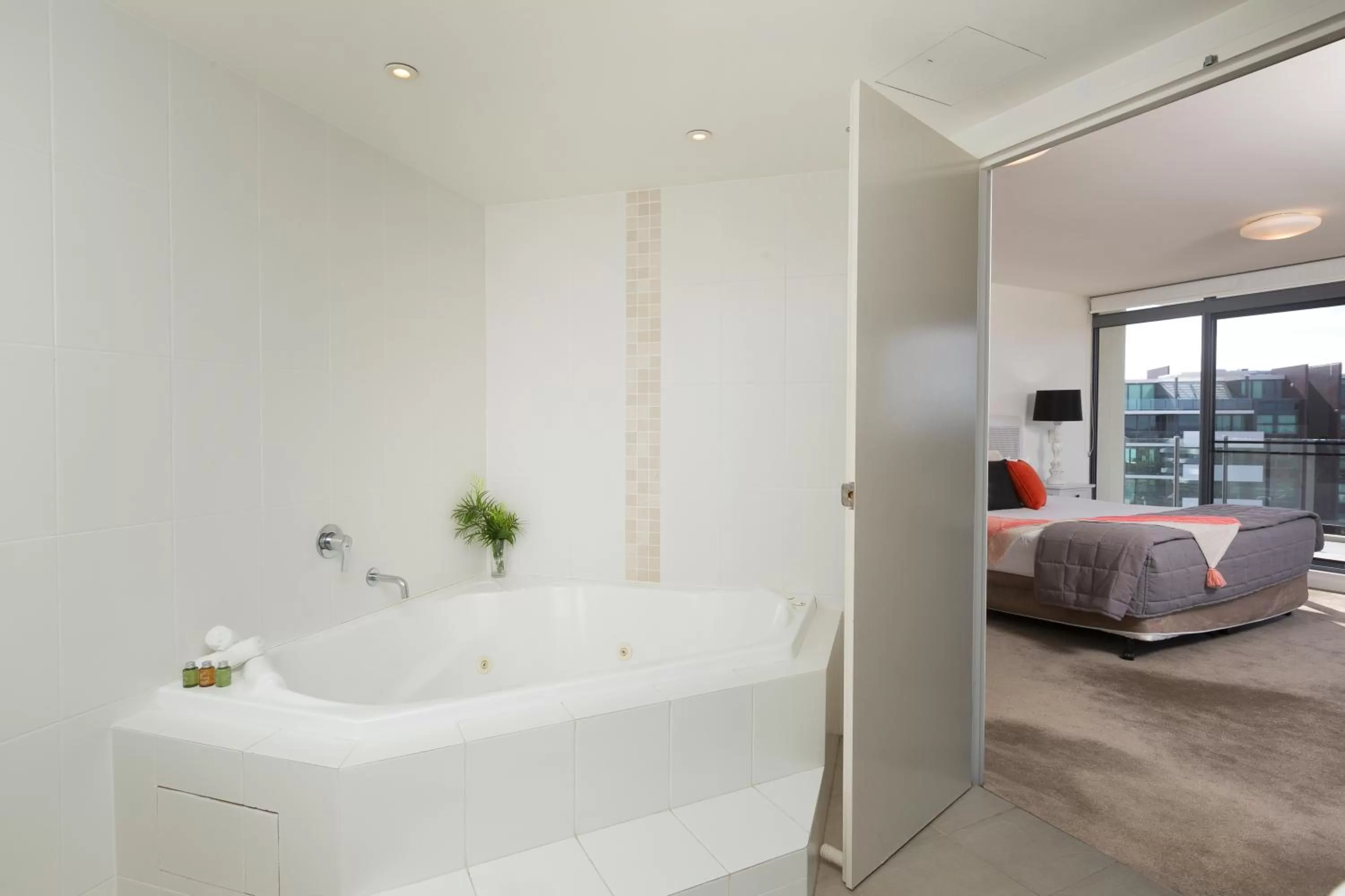 Shower, Bed in Sevan Apartments Forster