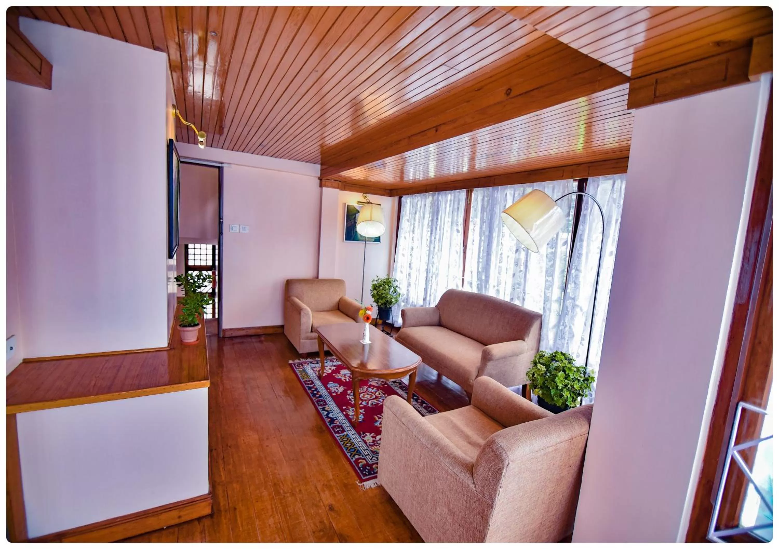 Living room, Seating Area in Cedar Inn