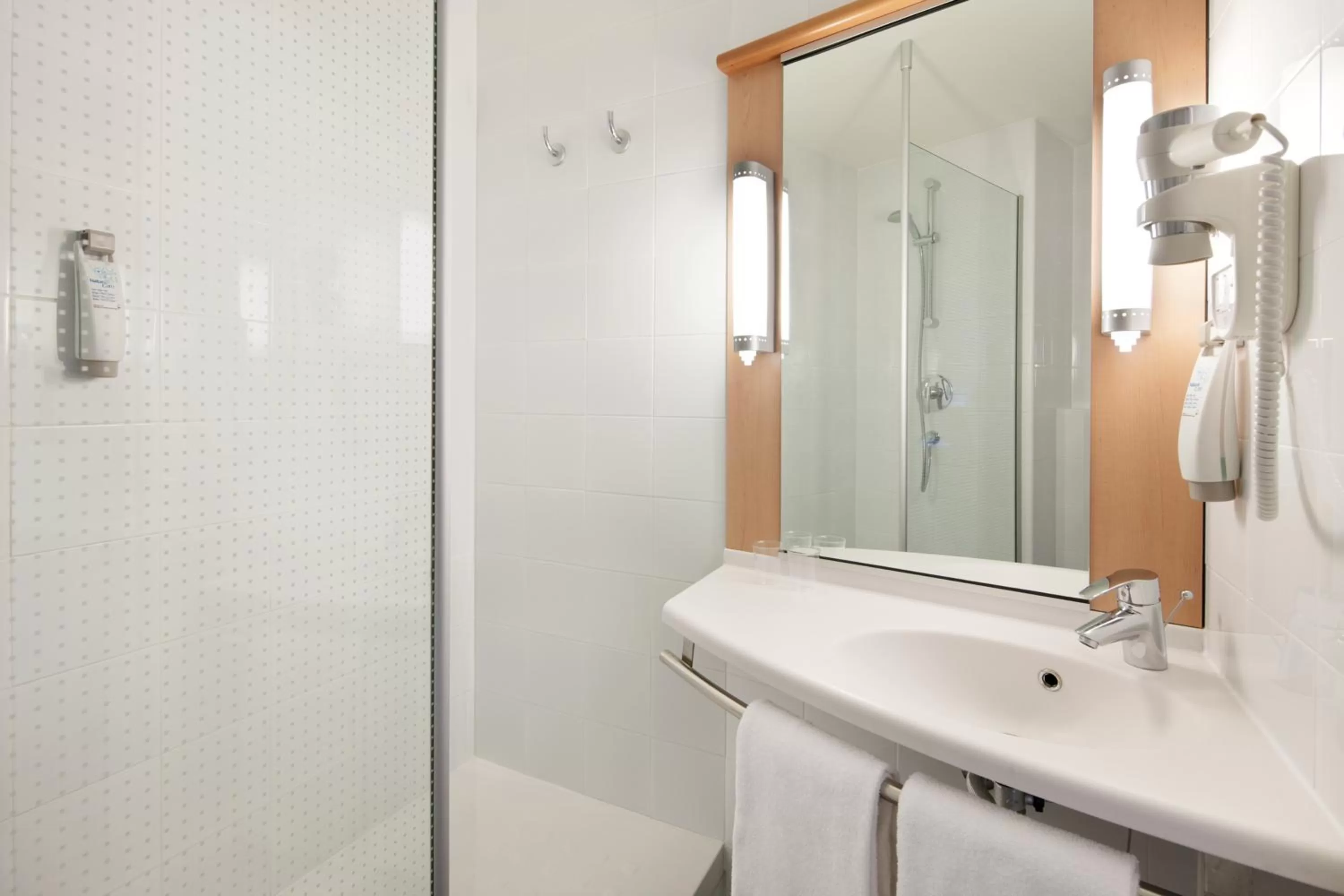 Bathroom in Ibis Lleida