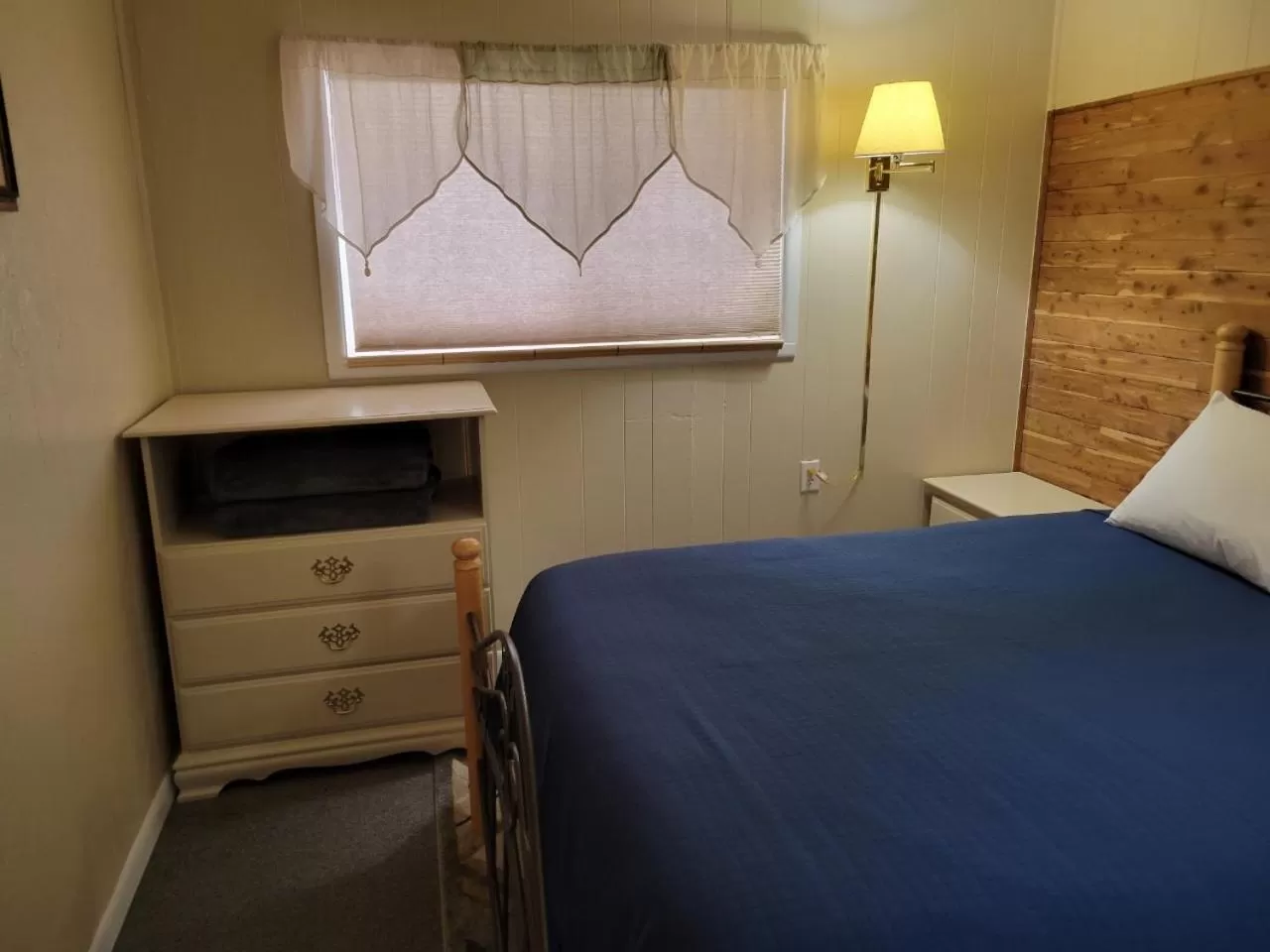 Bedroom, Bed in Husker Inn