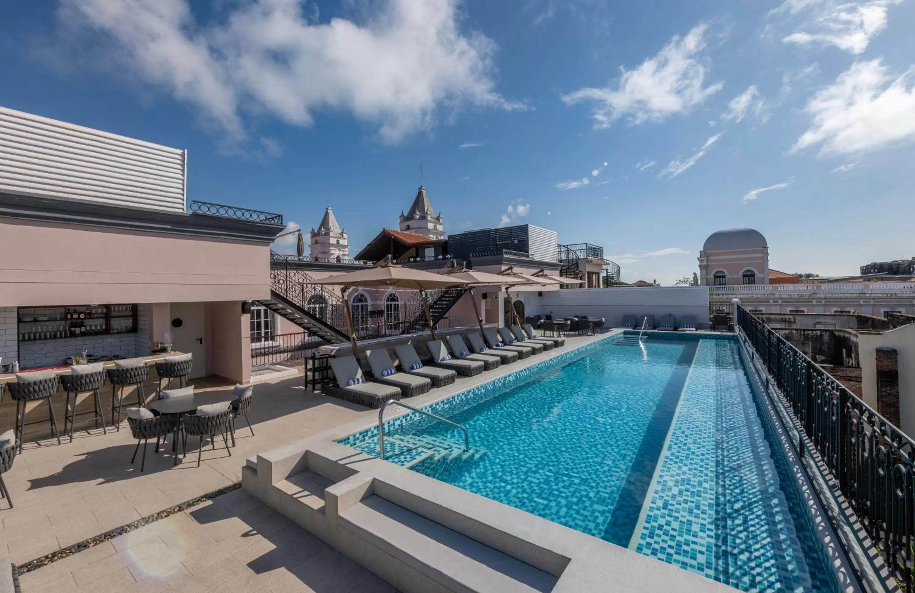 Swimming pool in Hotel La Compañía Casco Antiguo