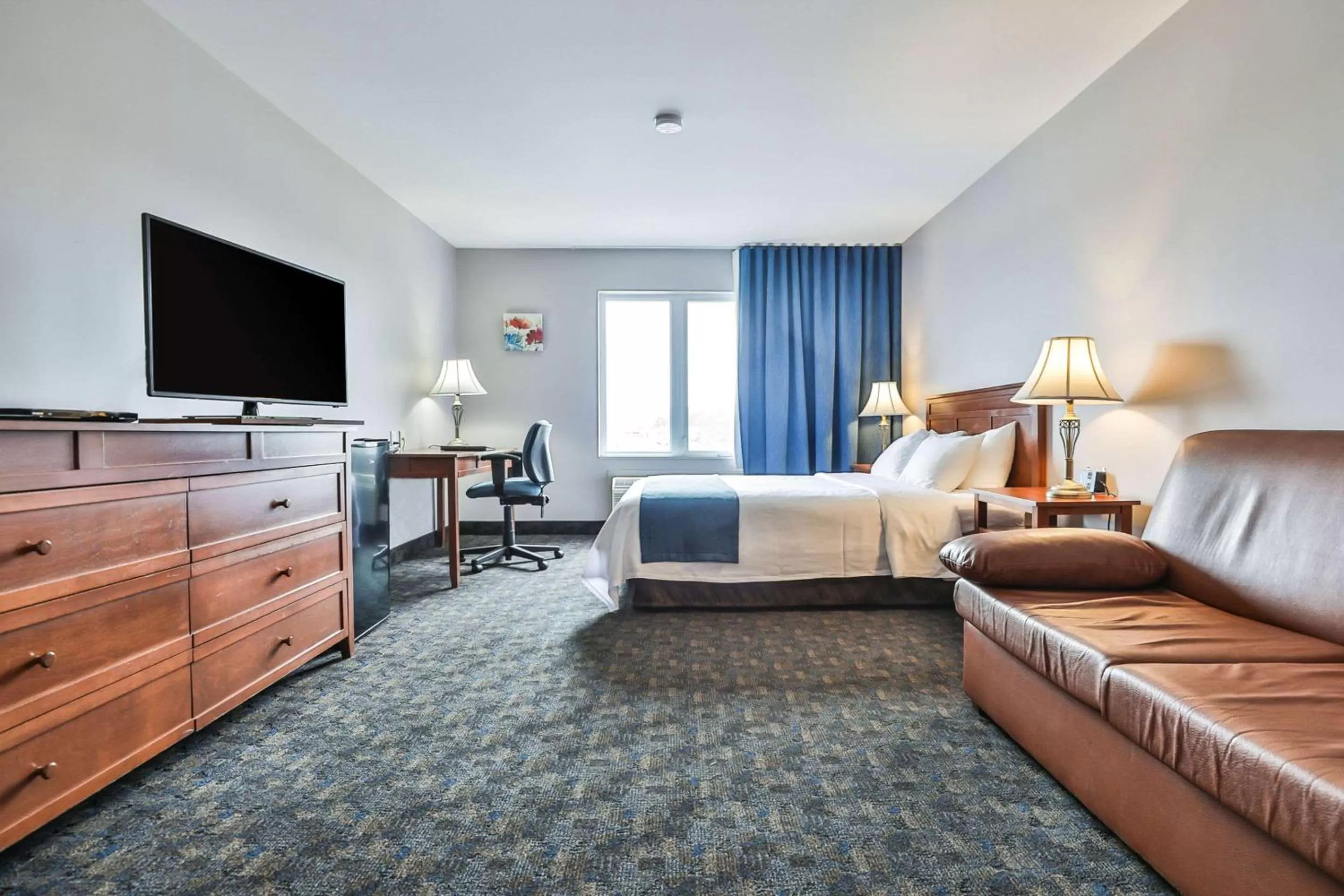 Photo of the whole room, Bed in Comfort Inn & Suites