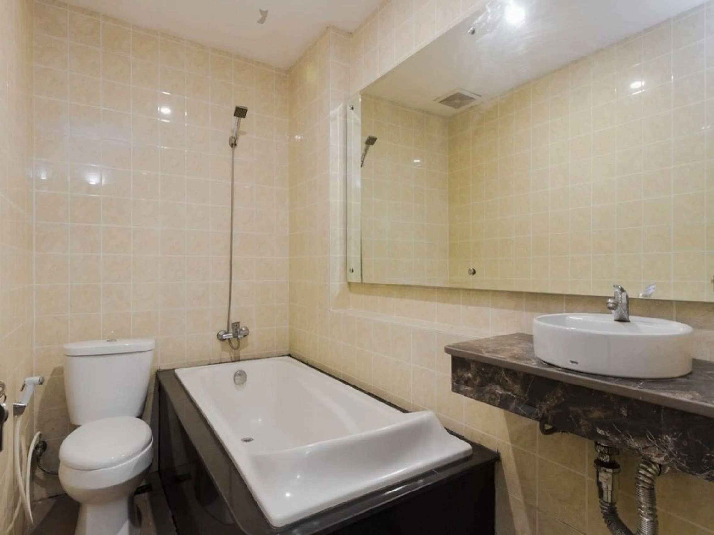 Bathroom in RedDoorz Plus at Boulevard Panakkukang Makassar