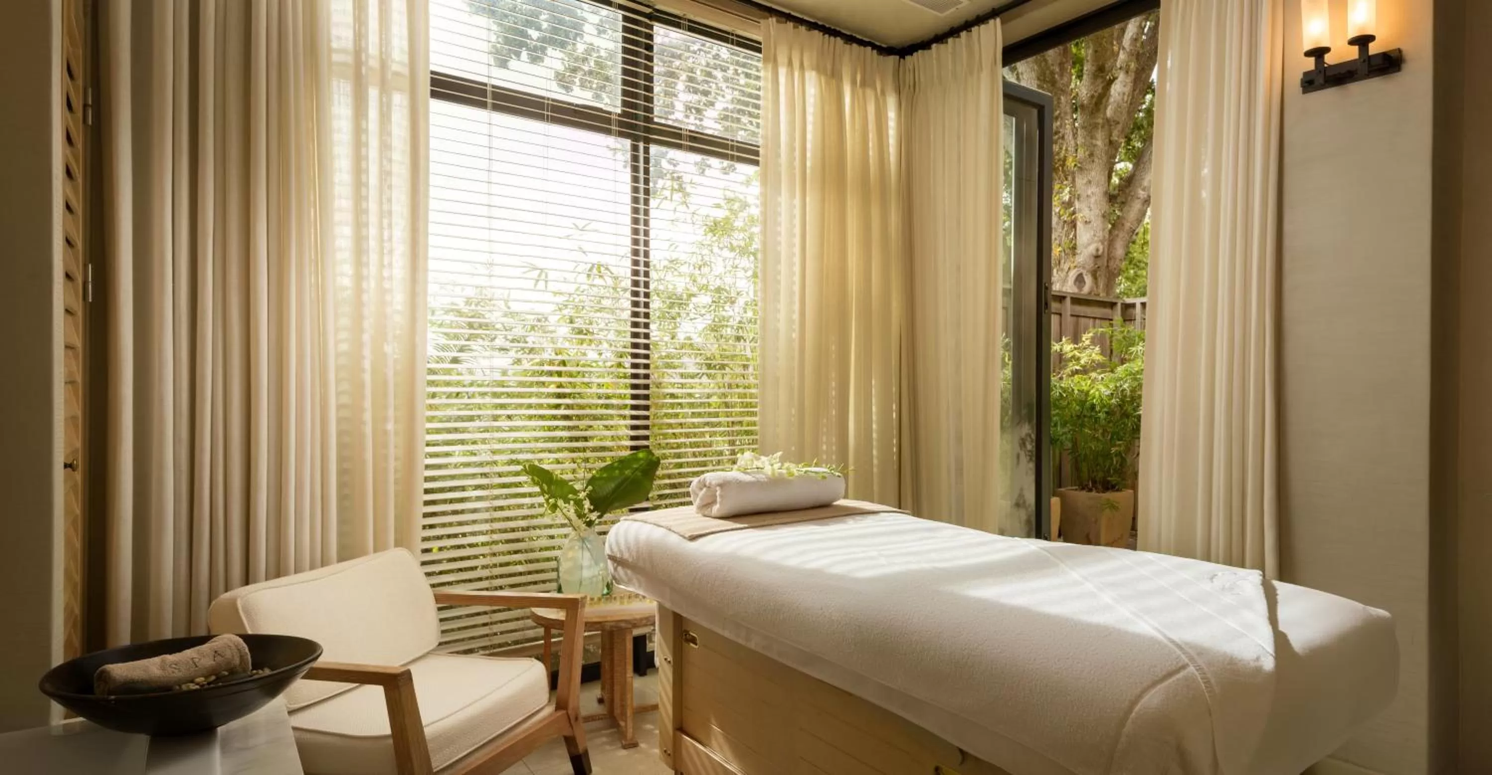 Bed in Delaire Graff Lodges and Spa