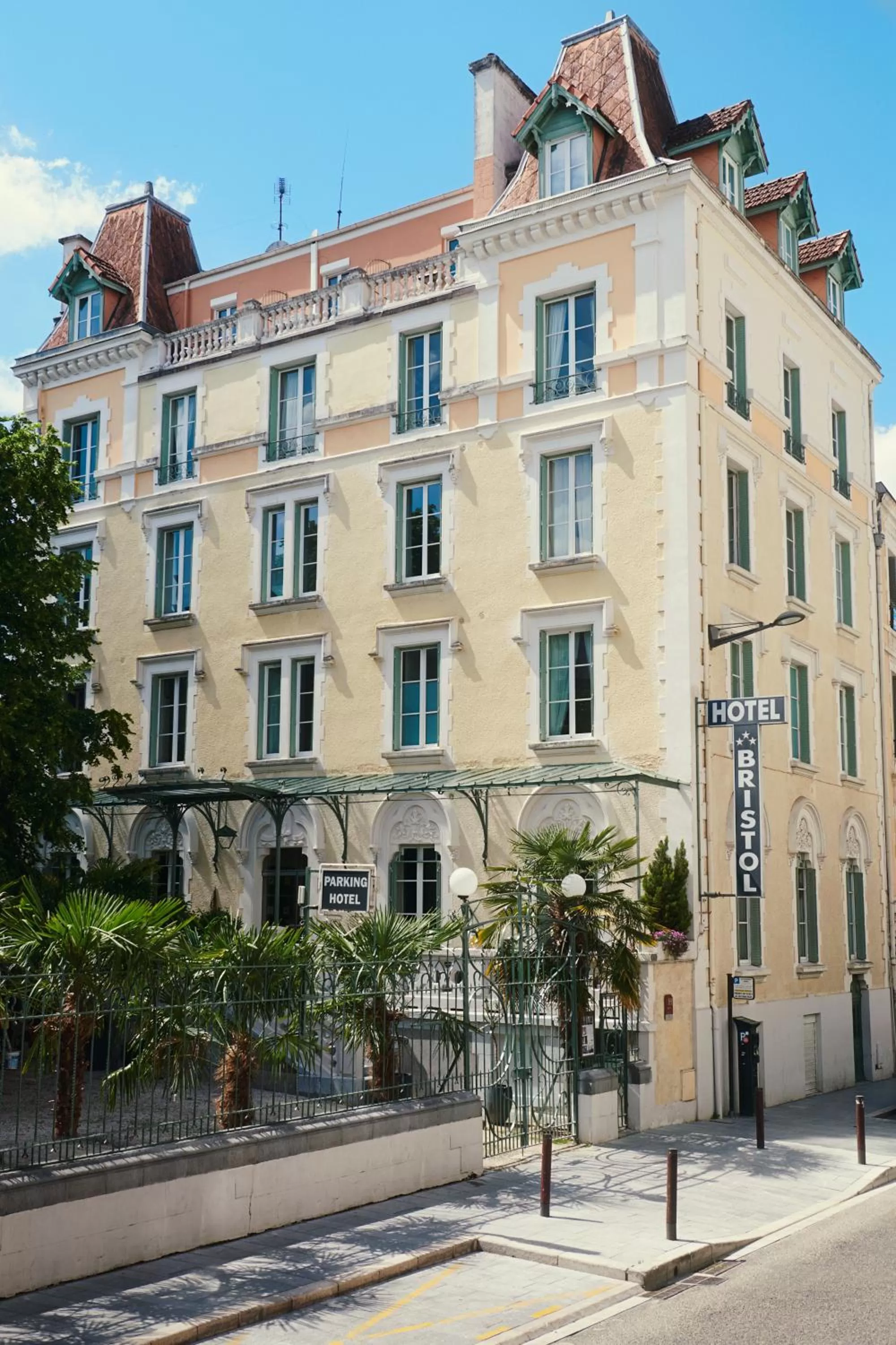 Property Building in Hôtel Bristol Pau