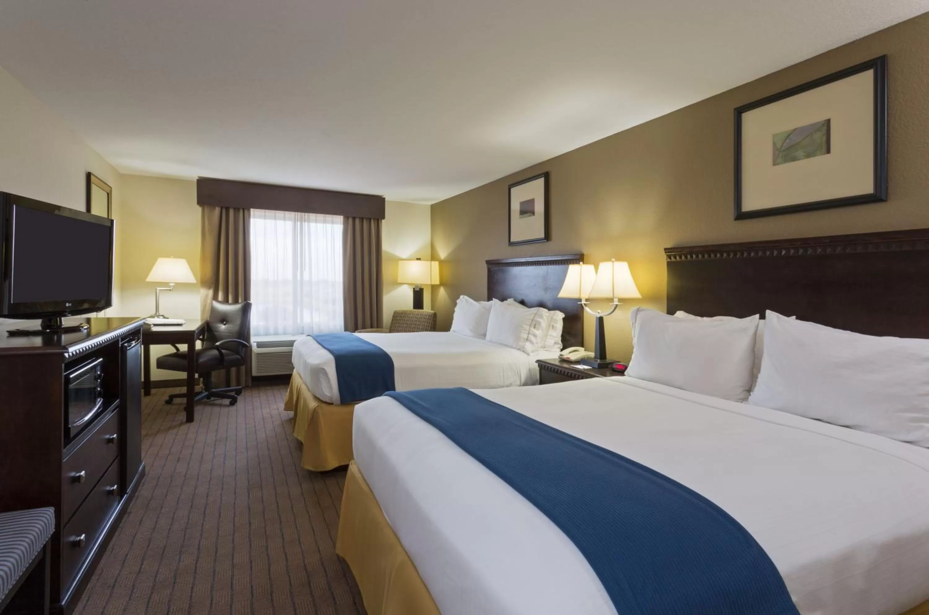 Photo of the whole room, Bed in Holiday Inn Express & Suites Moultrie by IHG