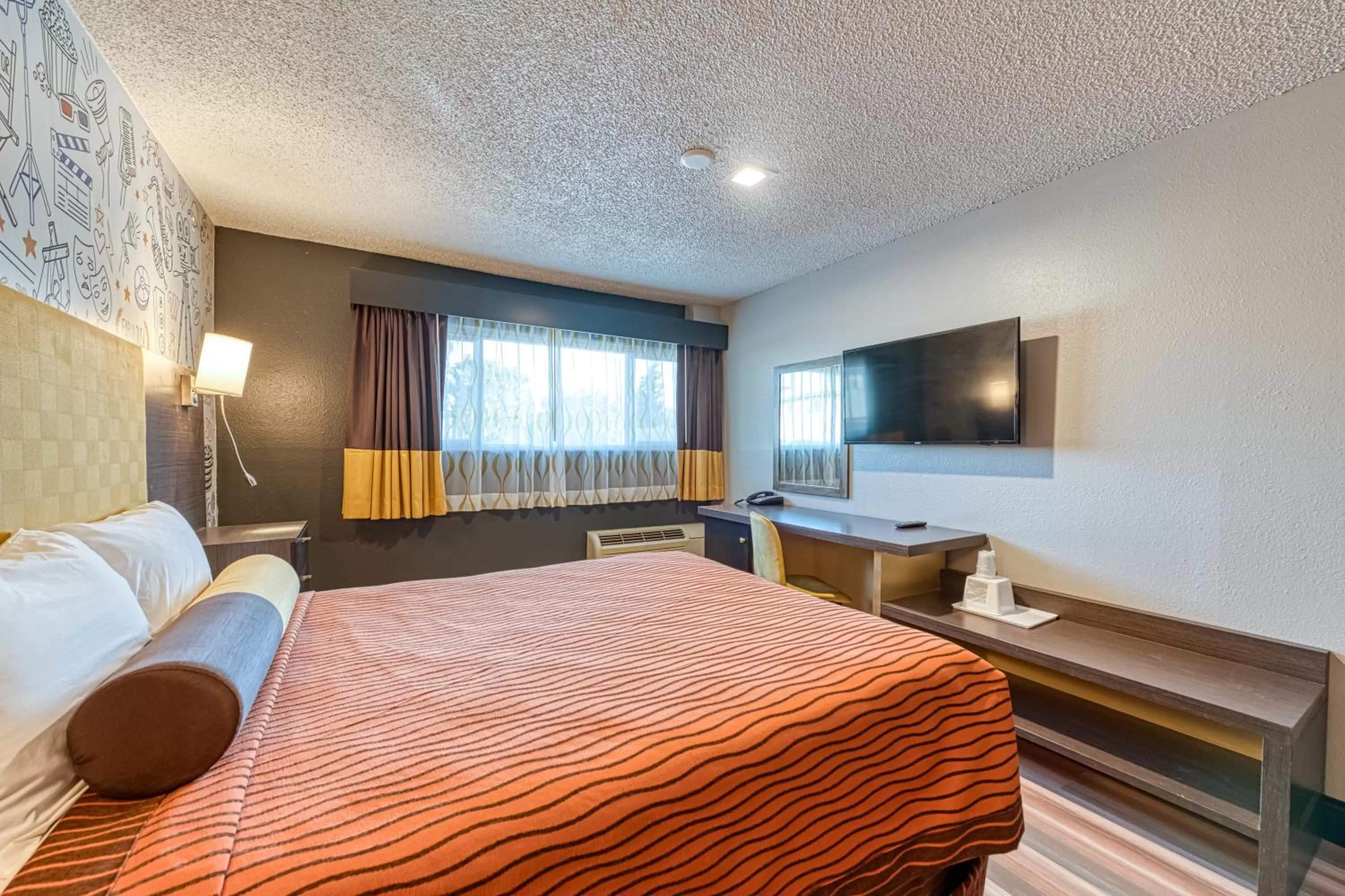 Photo of the whole room, Bed in La Mirage Inn - Hollywood