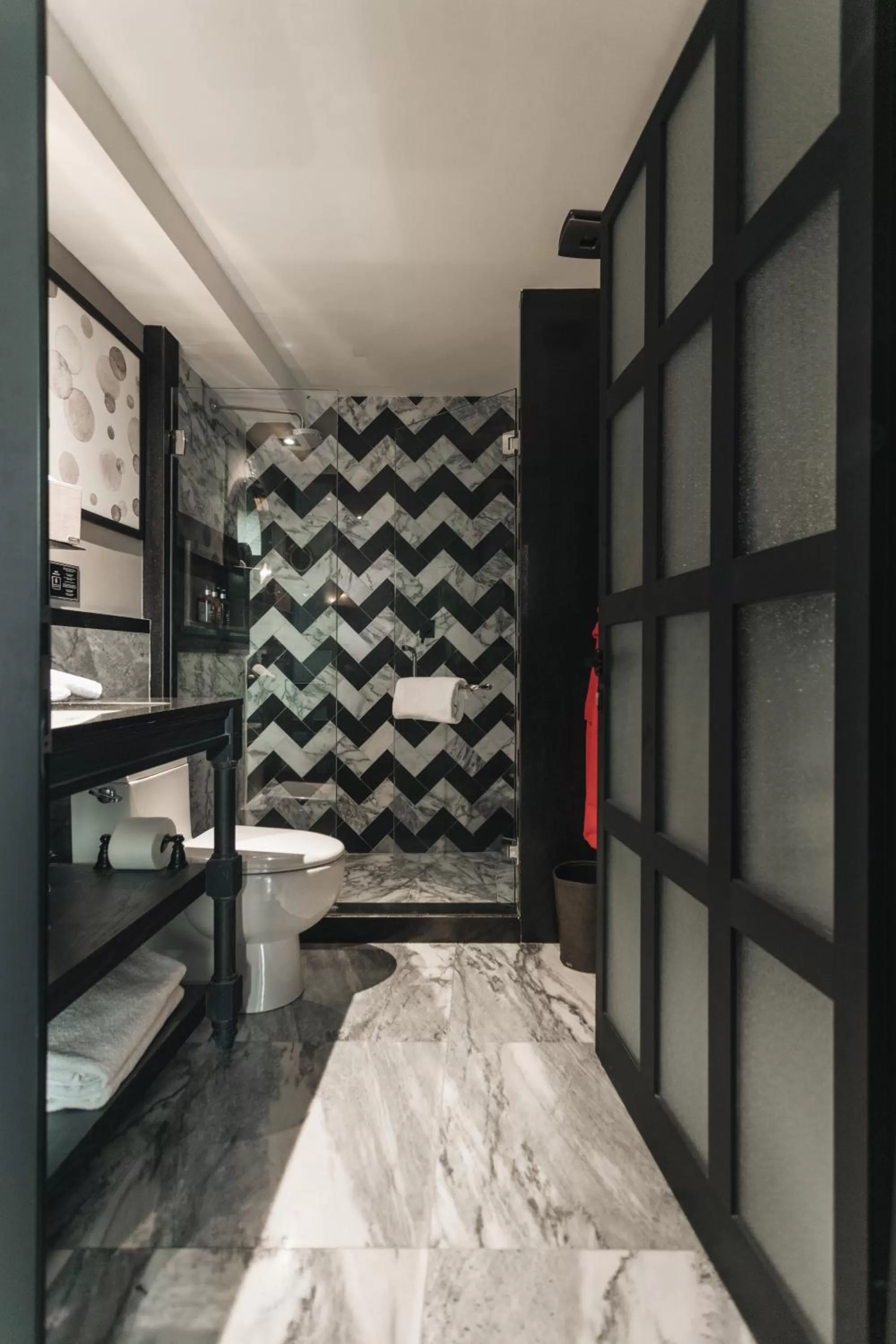 Shower, Bed in The Wild Oscar