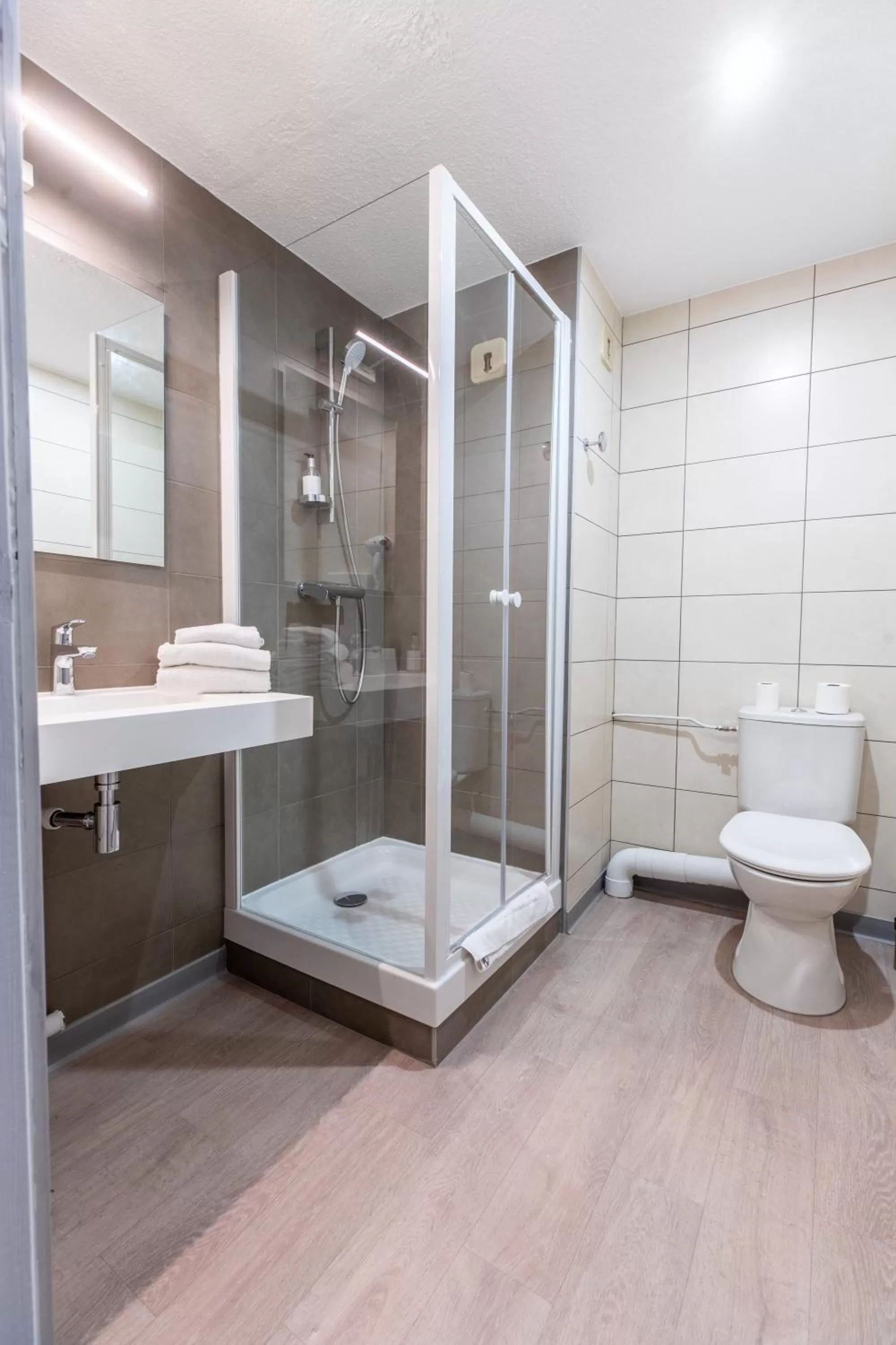 Shower in CIT'HÔTEL LE DAV Clermont-Ferrand Centre