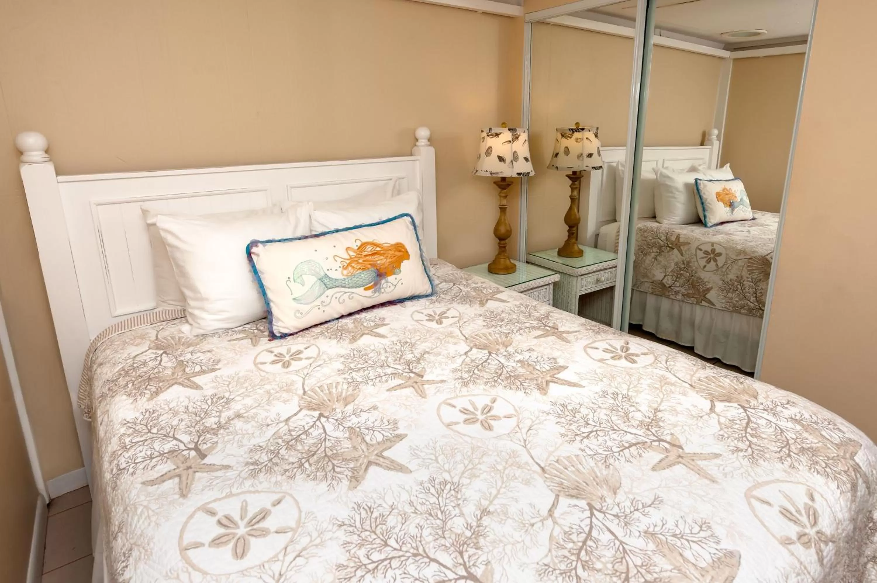 Bed in Cedar Cove Resort & Cottages