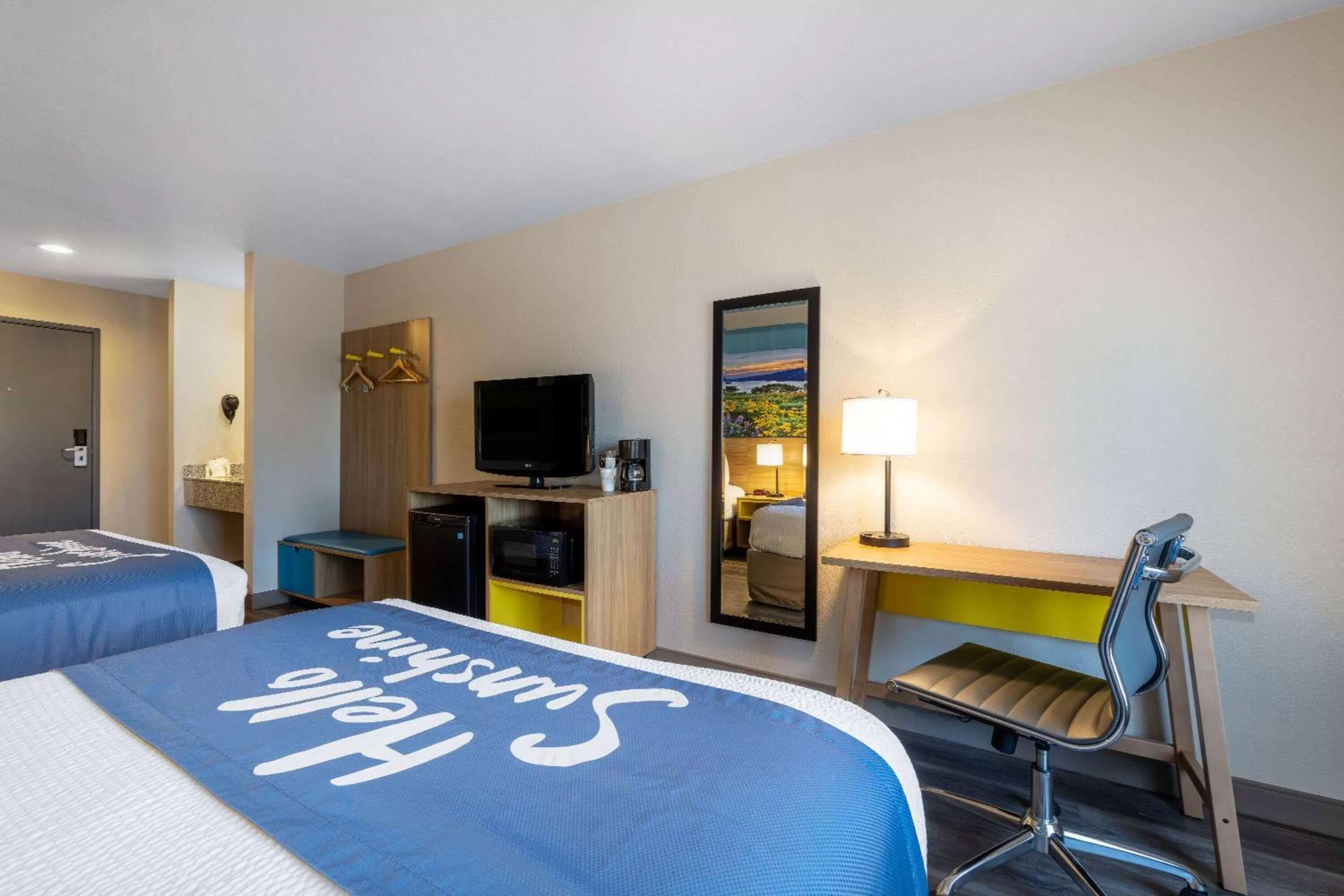 Photo of the whole room, Bed in Days Inn by Wyndham Lathrop