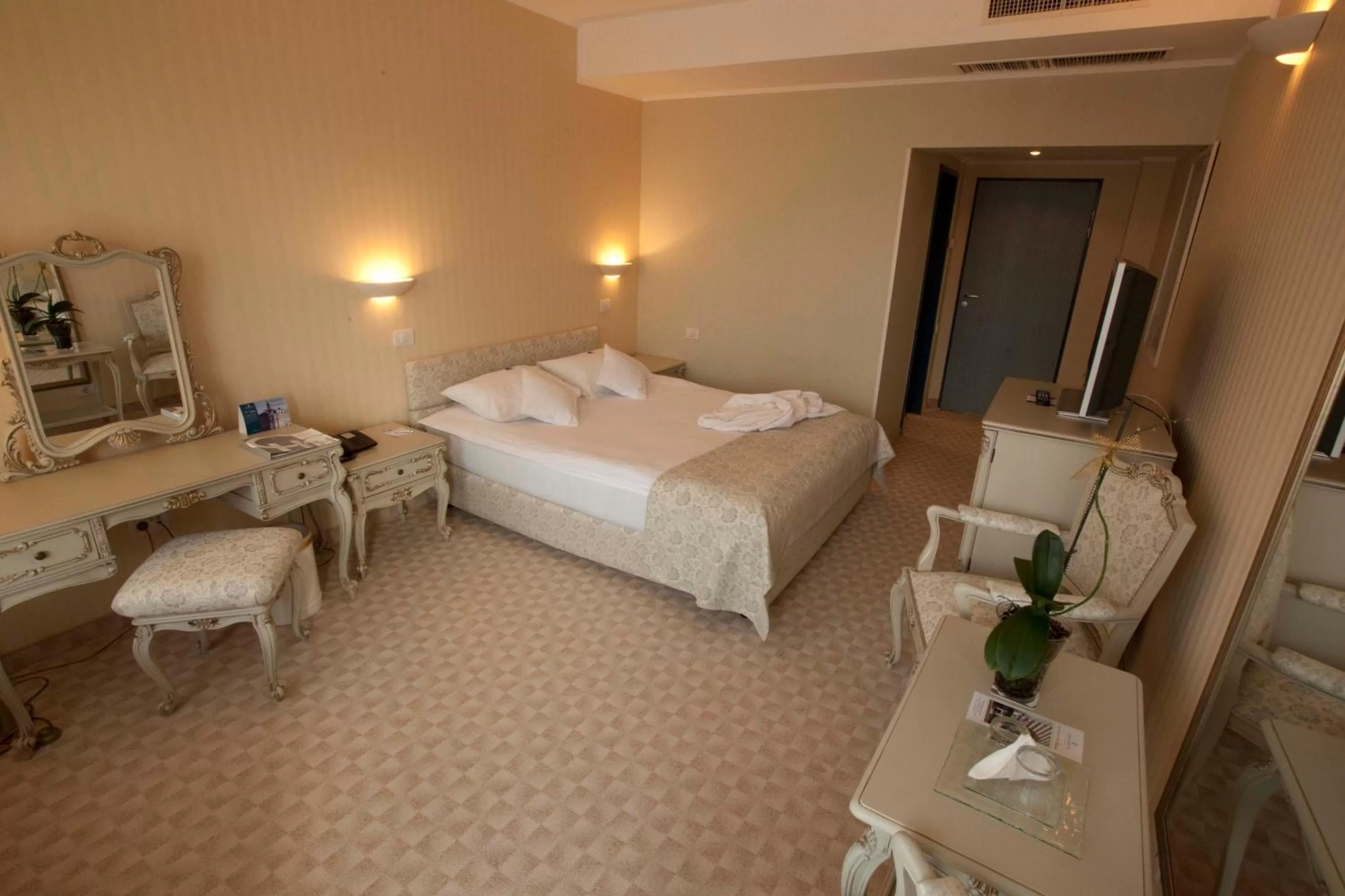 Photo of the whole room, Bed in Continental Forum Arad