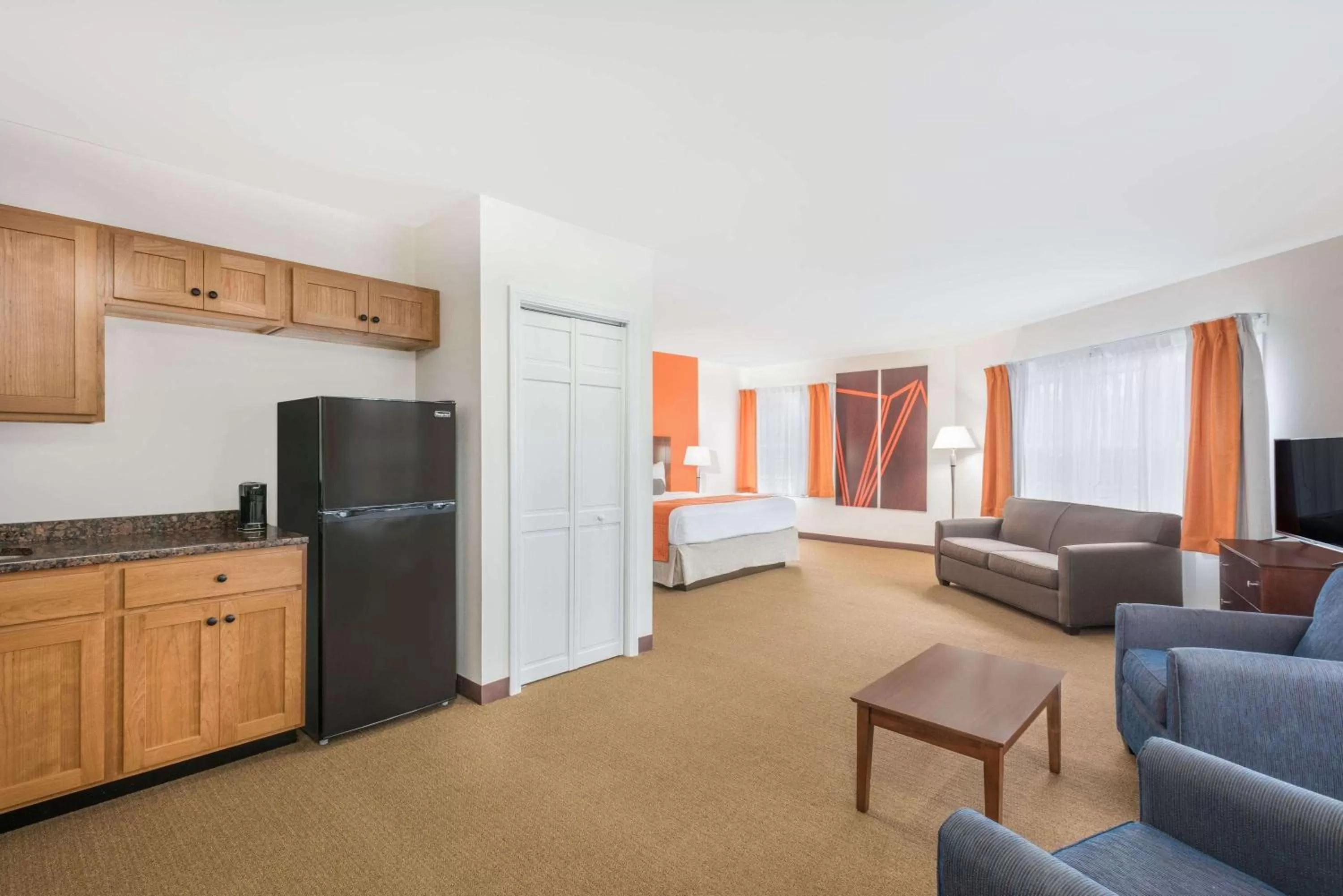 Photo of the whole room in Howard Johnson by Wyndham Quincy/ Boston