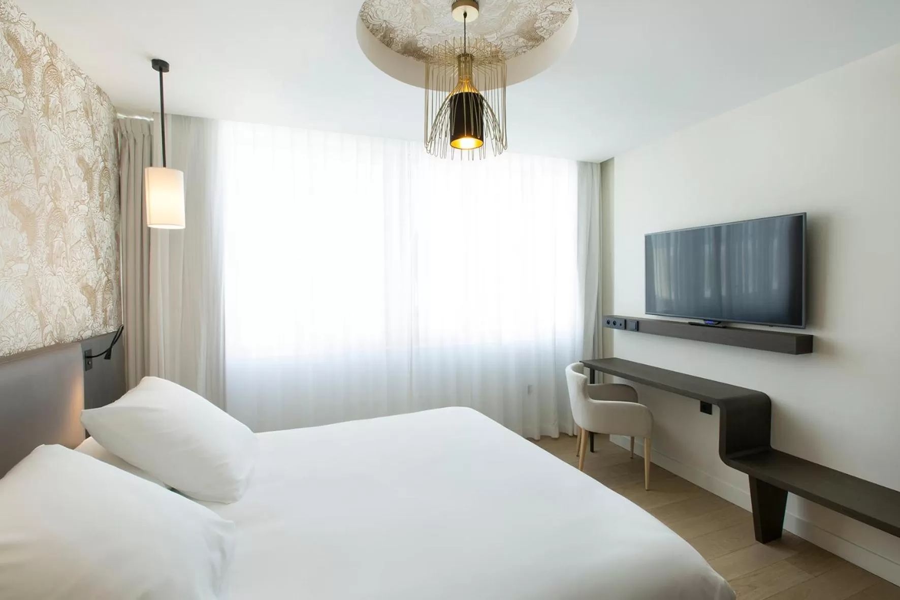 Photo of the whole room, Bed in Hotel L'Arbre Voyageur - LILLE