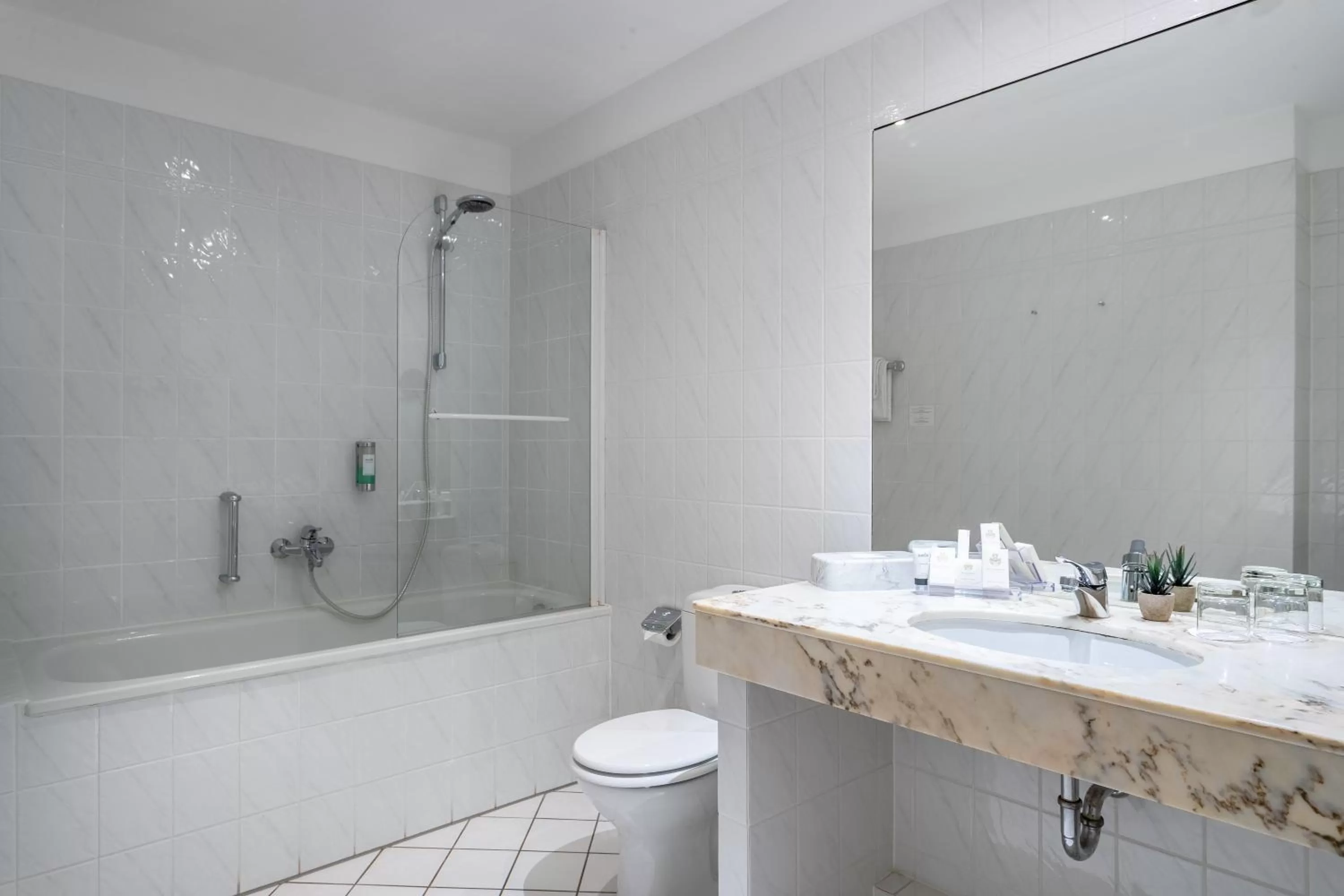 Shower in Hotel Am Mühlenteich