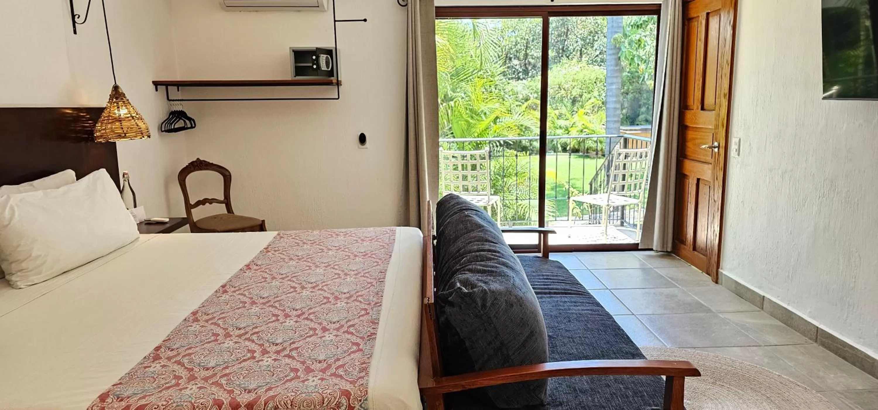 Garden, Bed in Plaza Chapala Hotel