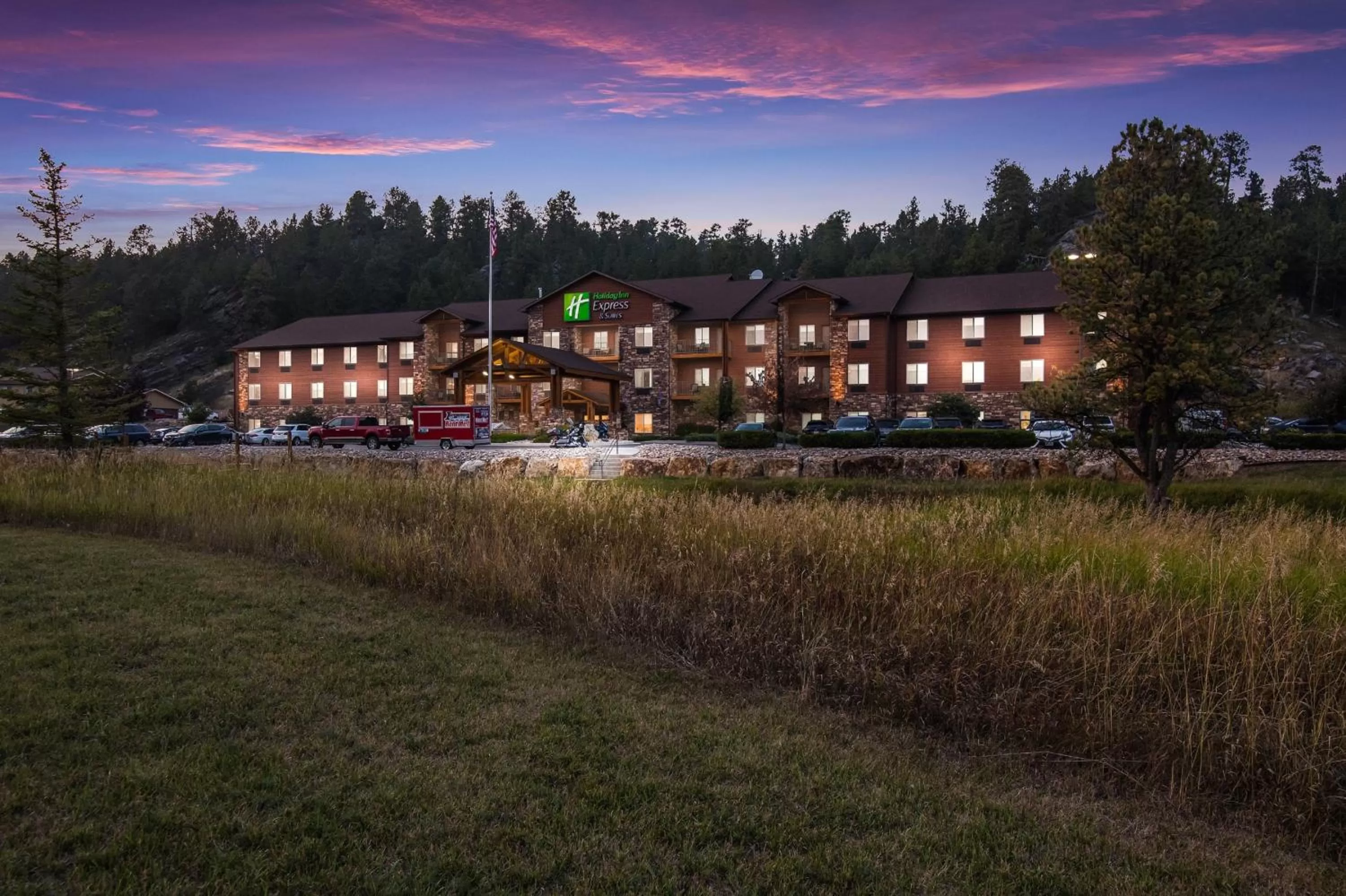 Property building in Holiday Inn Express & Suites Custer-Mt Rushmore