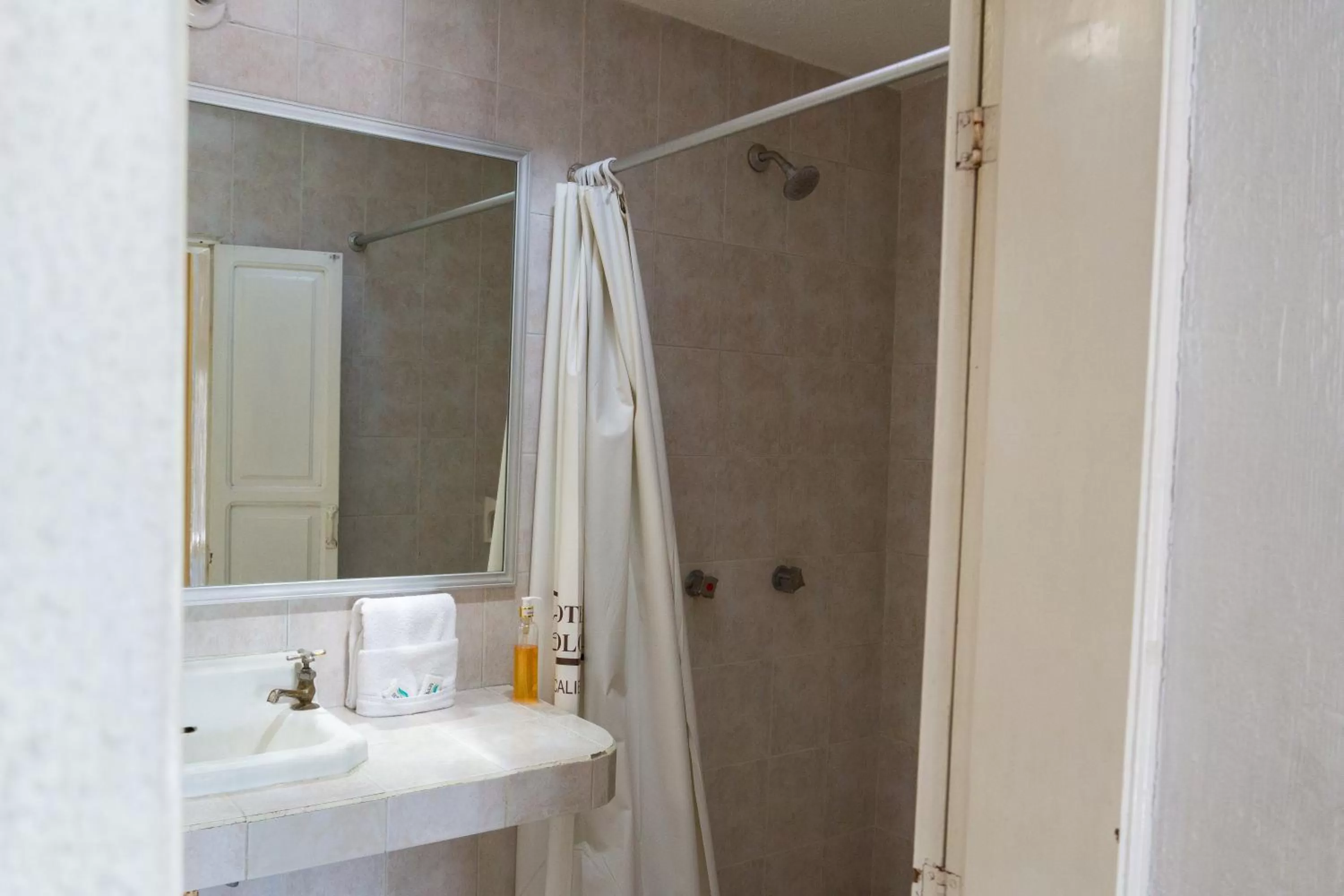 Bathroom in Hotel Colonial