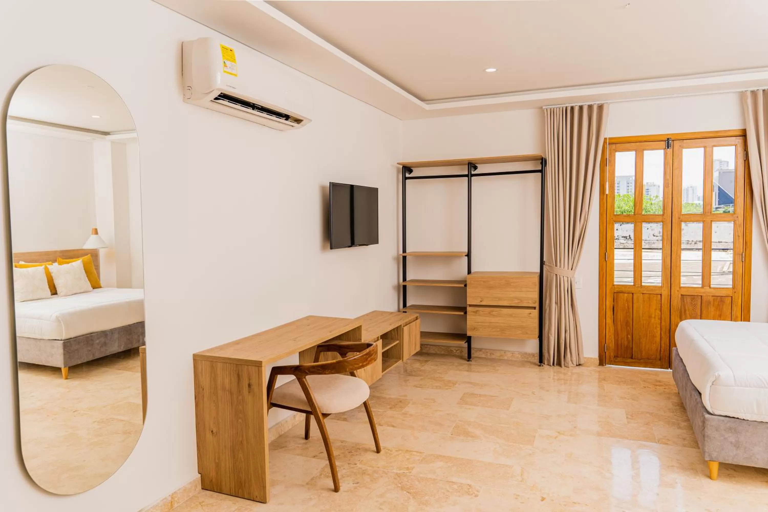 Seating area, Bed in Del Mar Guest House