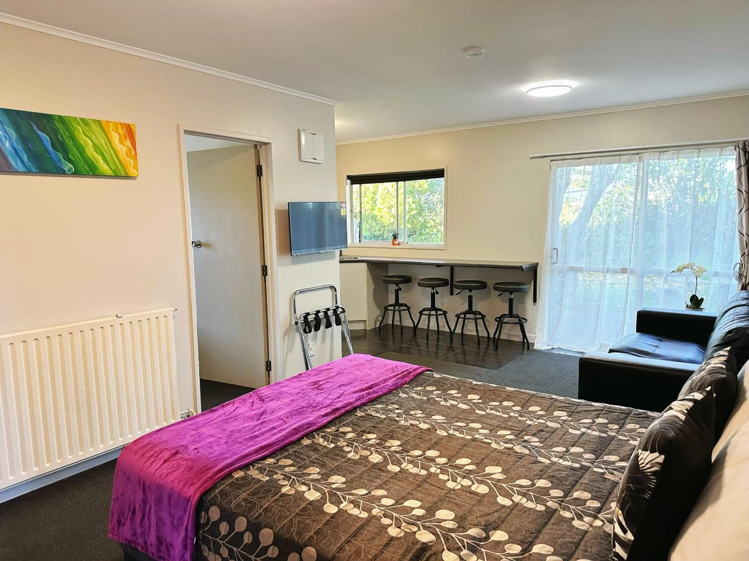 Bed in Red Rock Thermal Motel - Mineral Pool