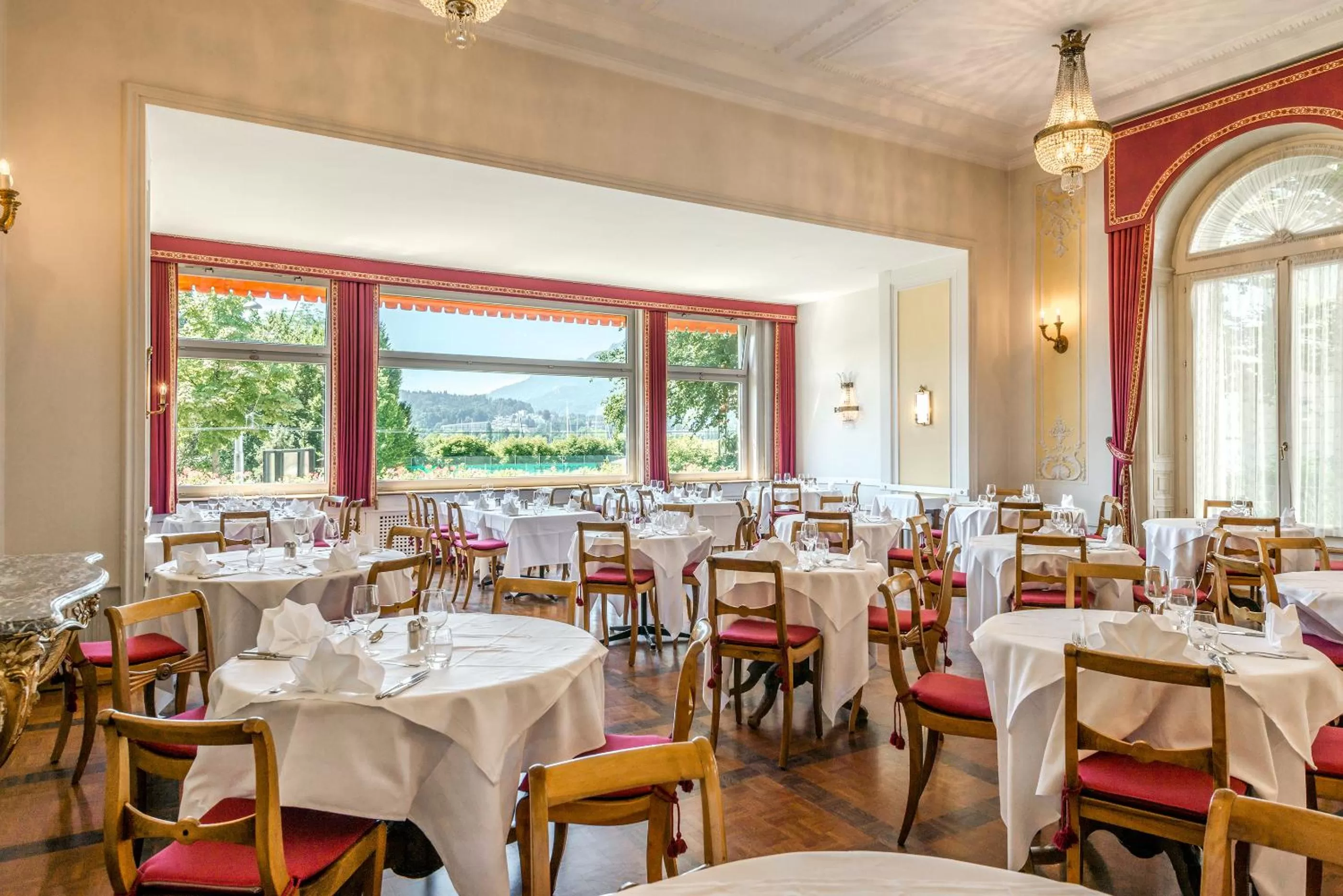 Restaurant/places to eat in Grand Hotel Europe