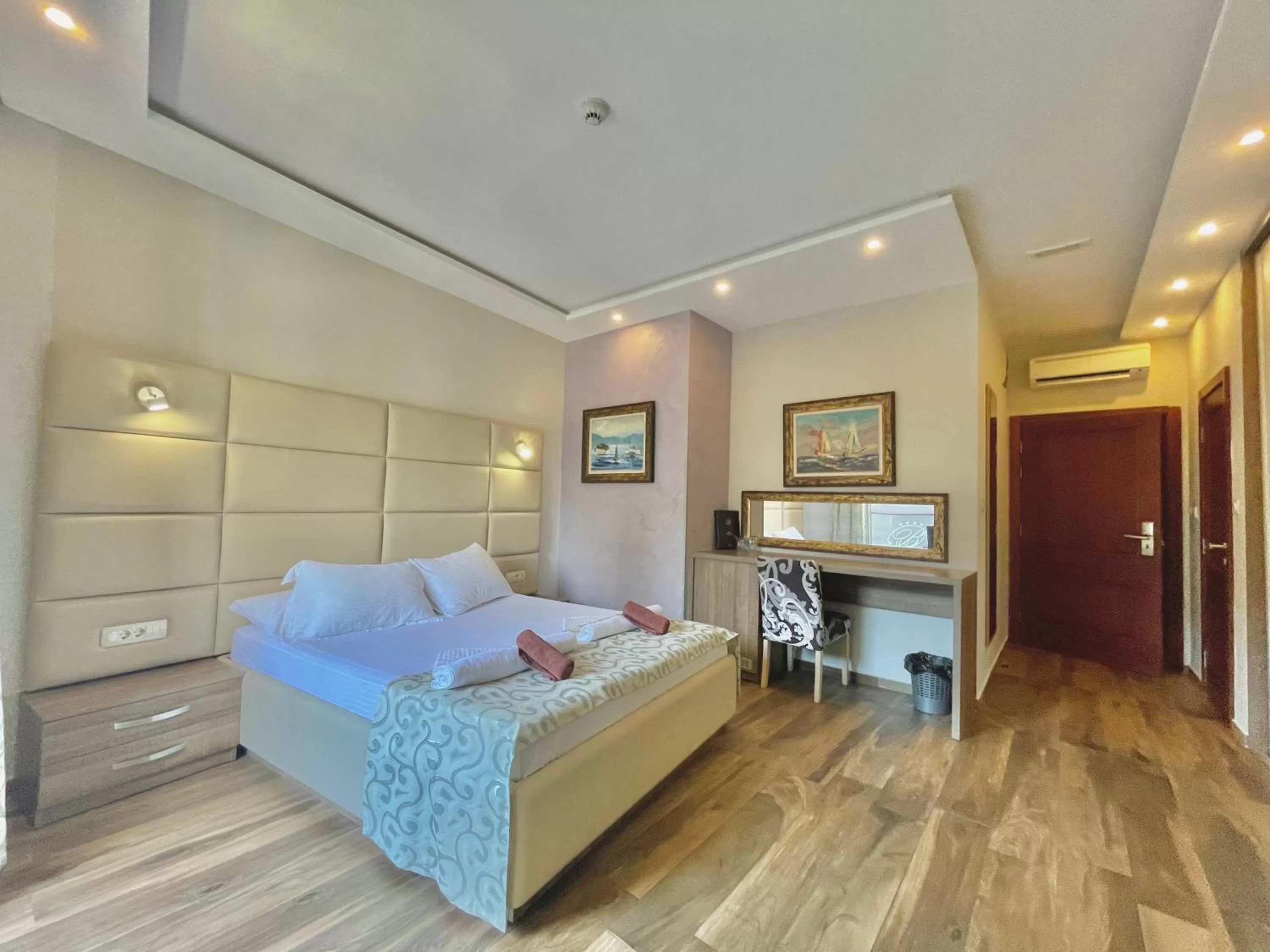 Double Room with Balcony in Hotel Butua Residence