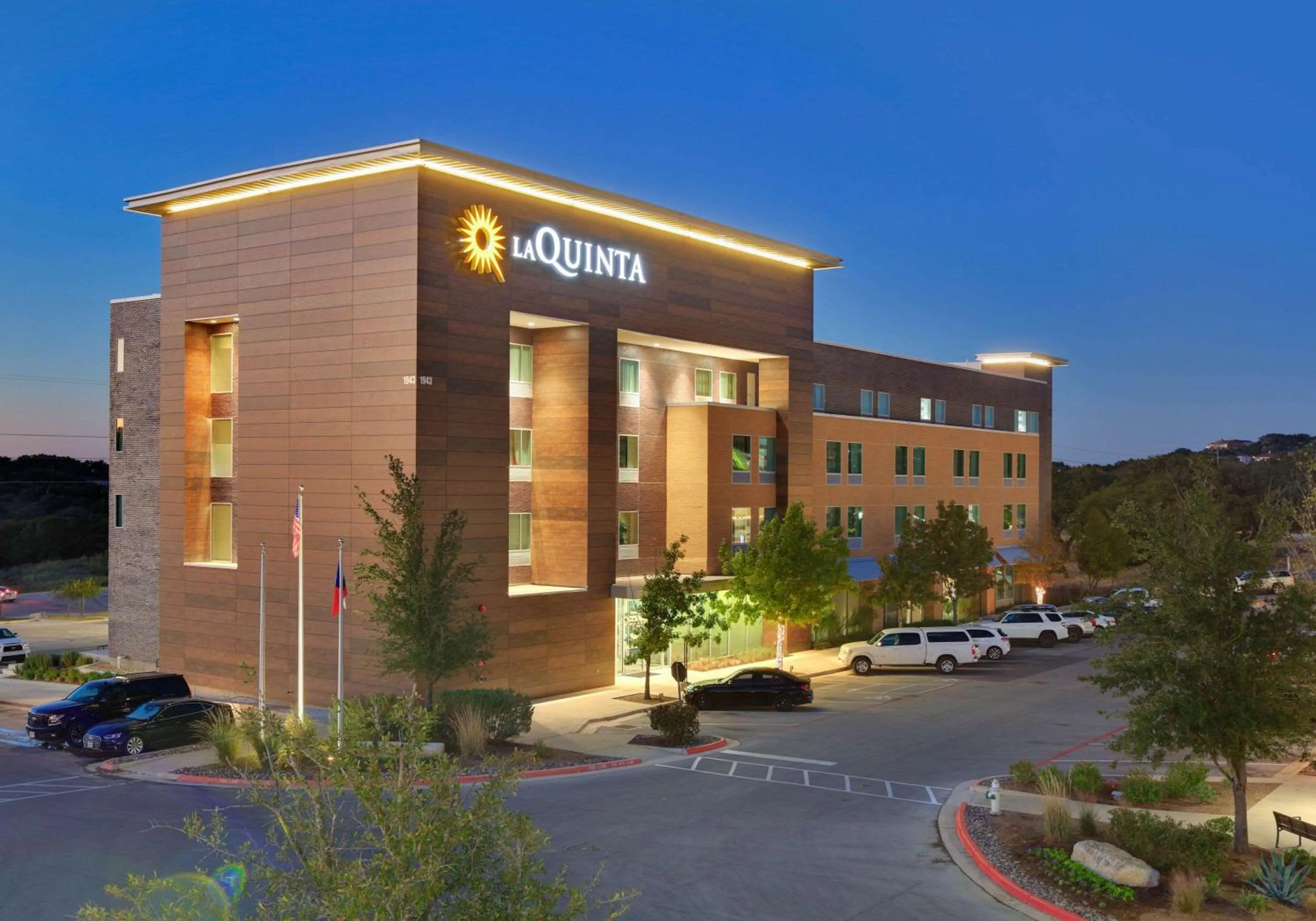 Property building in La Quinta Inn & Suites by Wyndham Lakeway