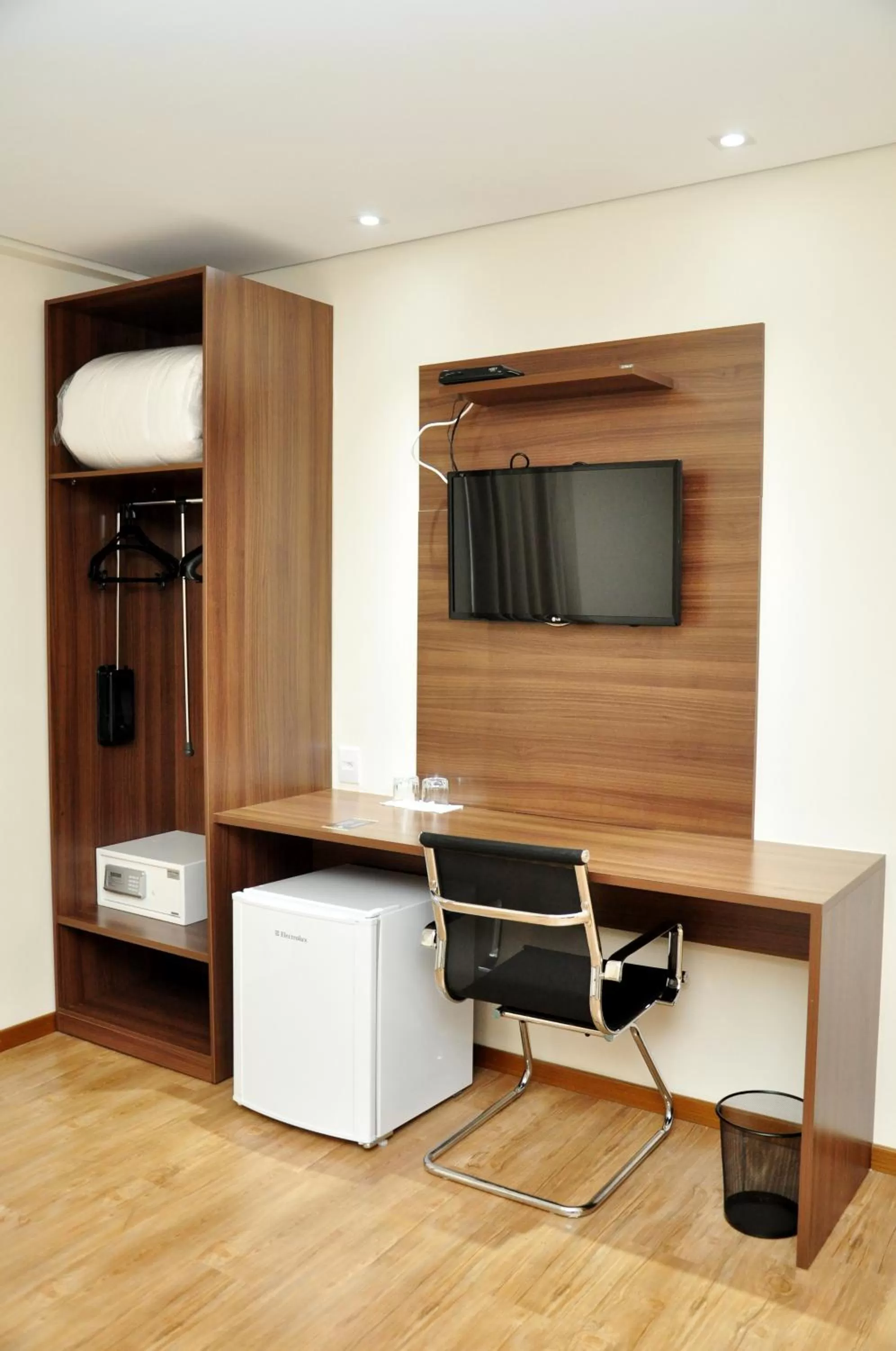 TV and multimedia, TV/Entertainment Center in Hotel Mohave