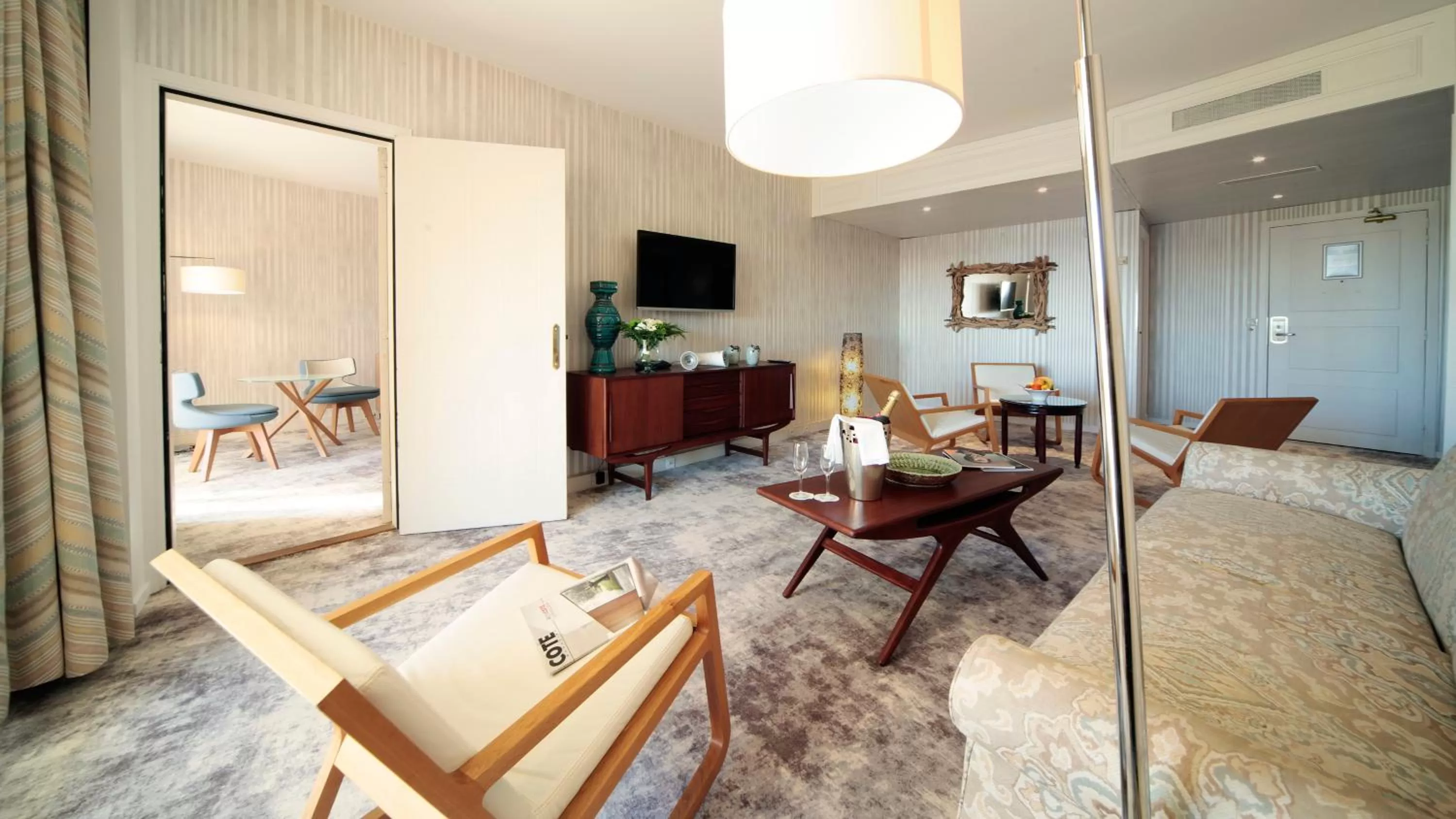 TV and multimedia in Holiday Inn Nice - Port St Laurent by IHG