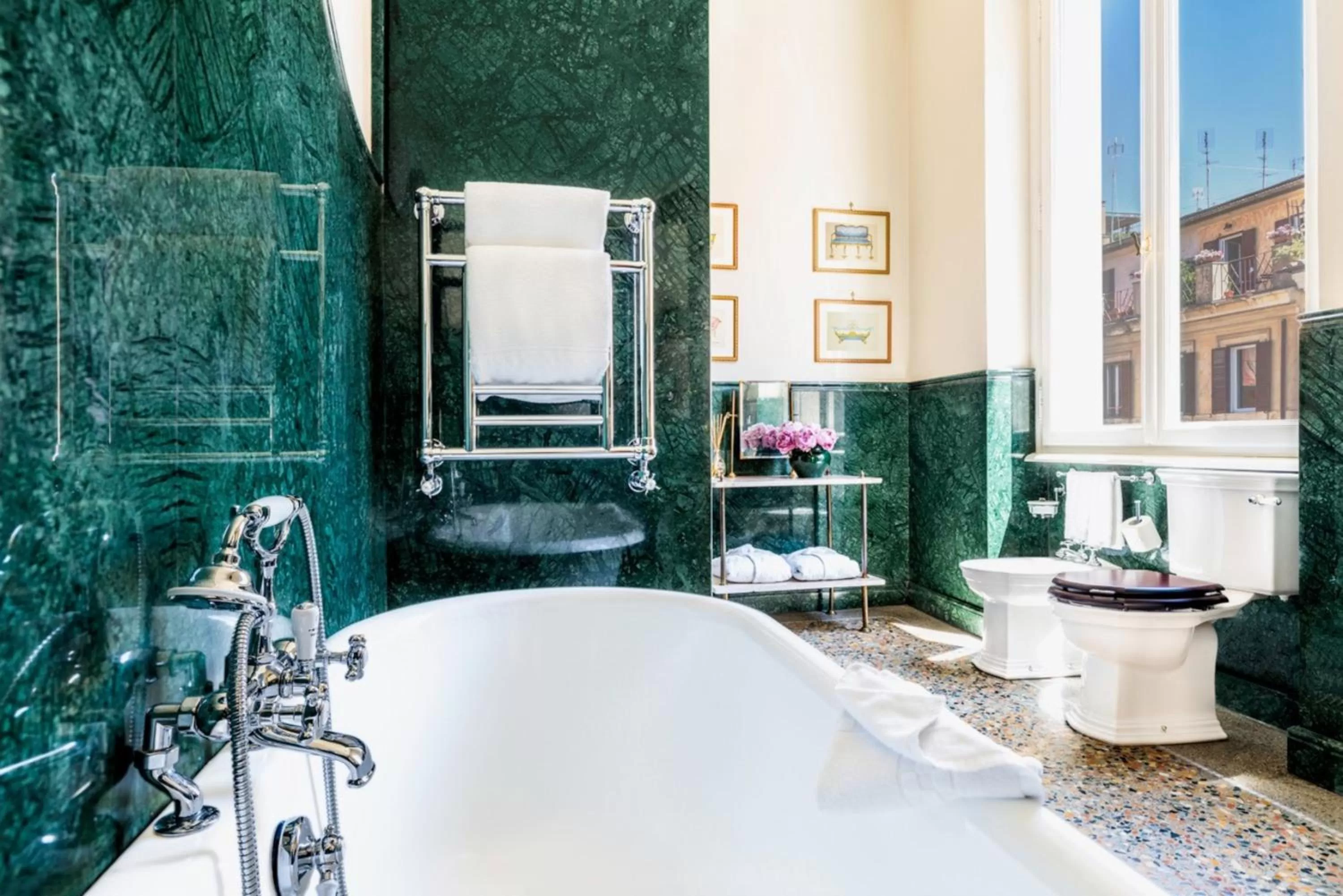 Toilet in Hotel Locarno