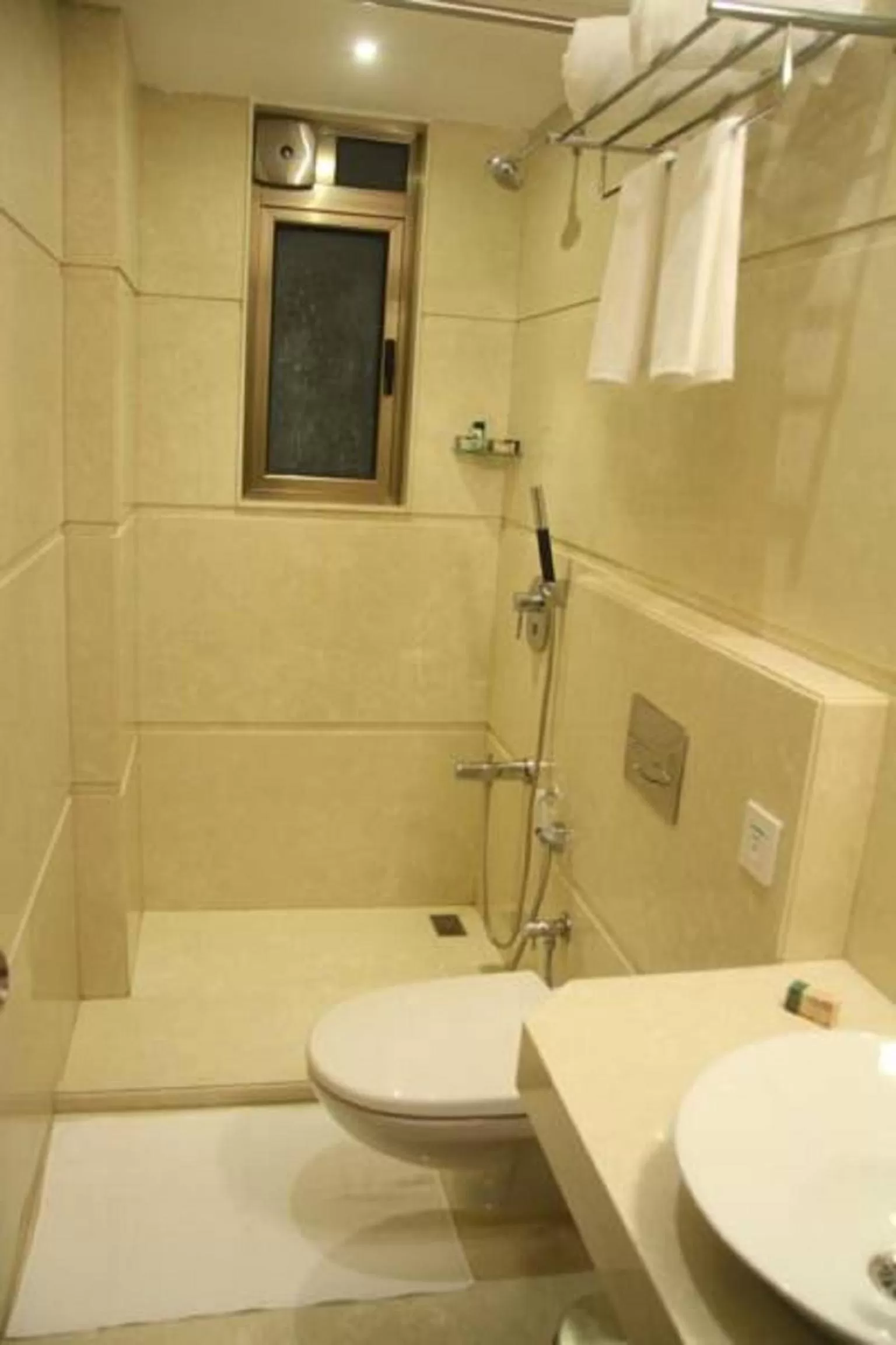 Shower in Hotel Beacon T2