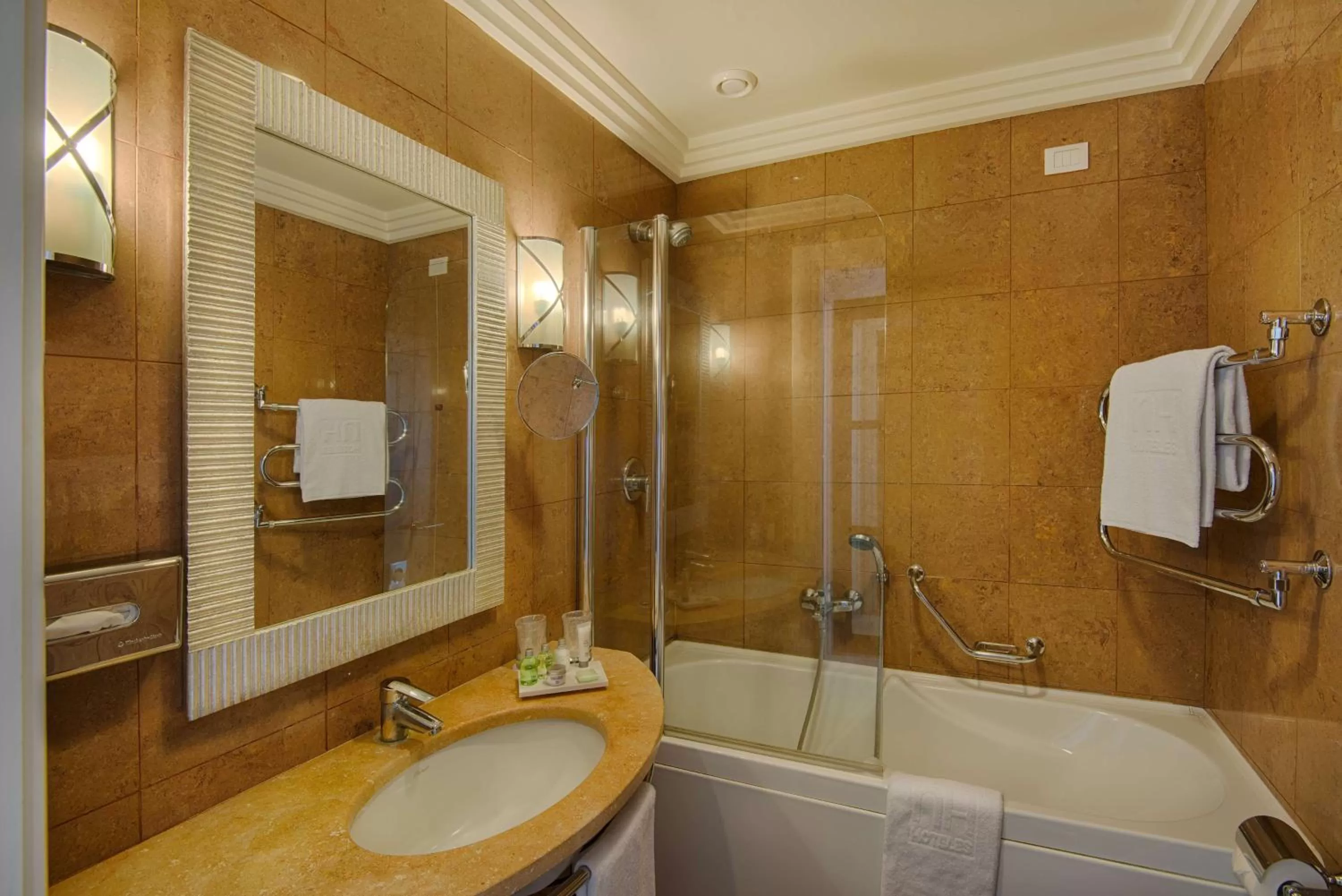 Family Adjoining Room (4 Adults) in NH Catania Parco degli Aragonesi