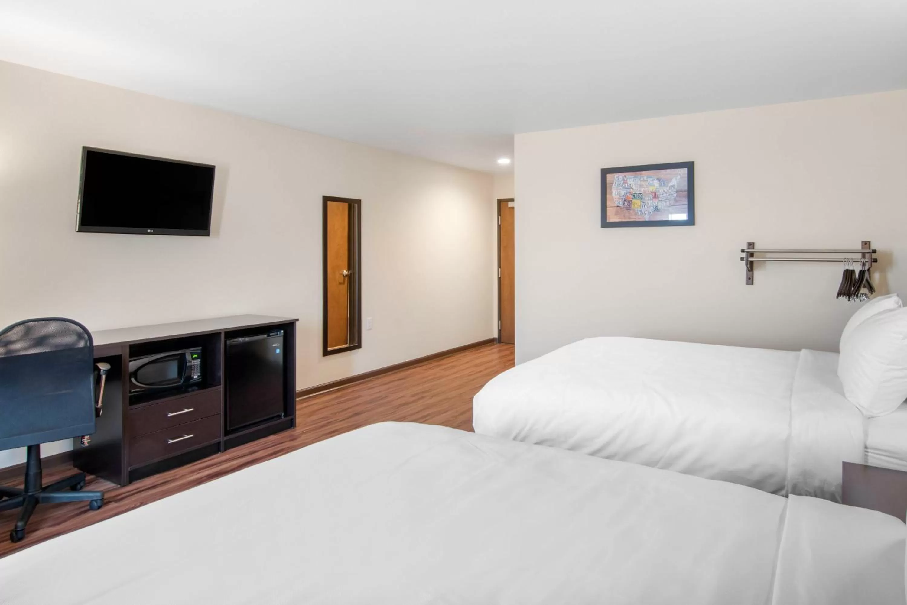 Photo of the whole room, Bed in Econo Lodge Inn & Suites Springfield Main Street
