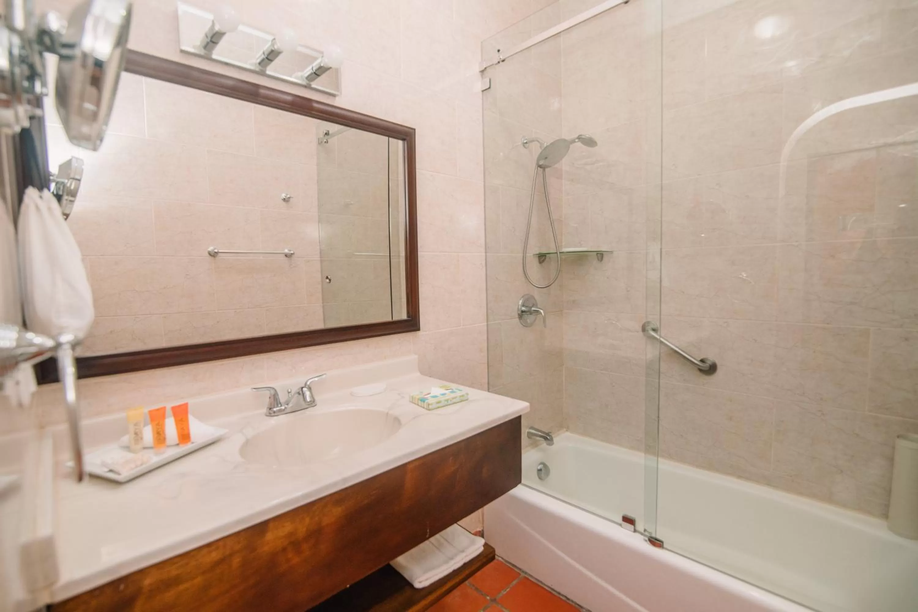 Hot Tub, Bathroom in Hotel El Convento Leon Nicaragua