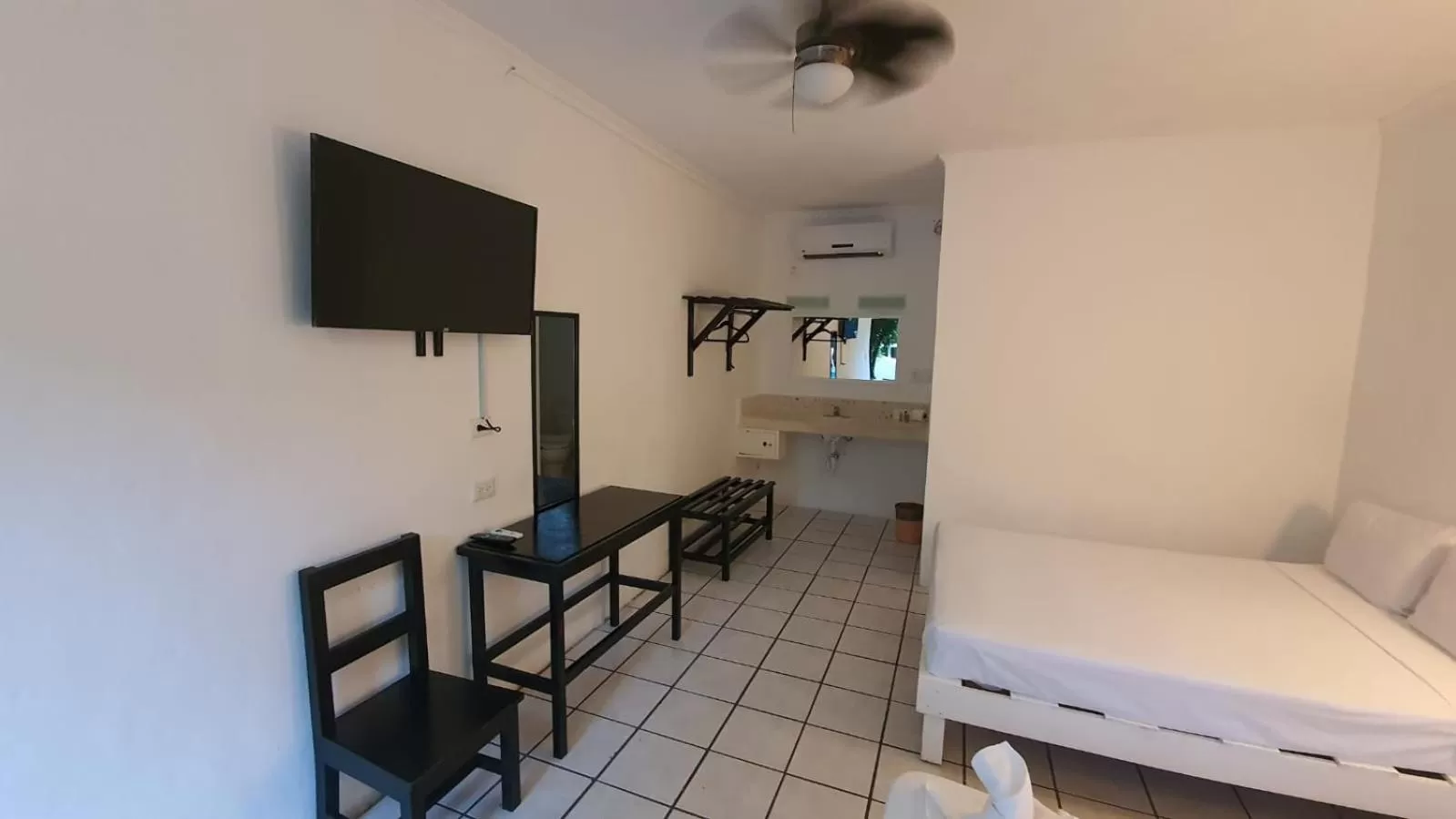 TV/Entertainment Center in "5TH AVENUE" Beach Energy Hotel "by BFH"