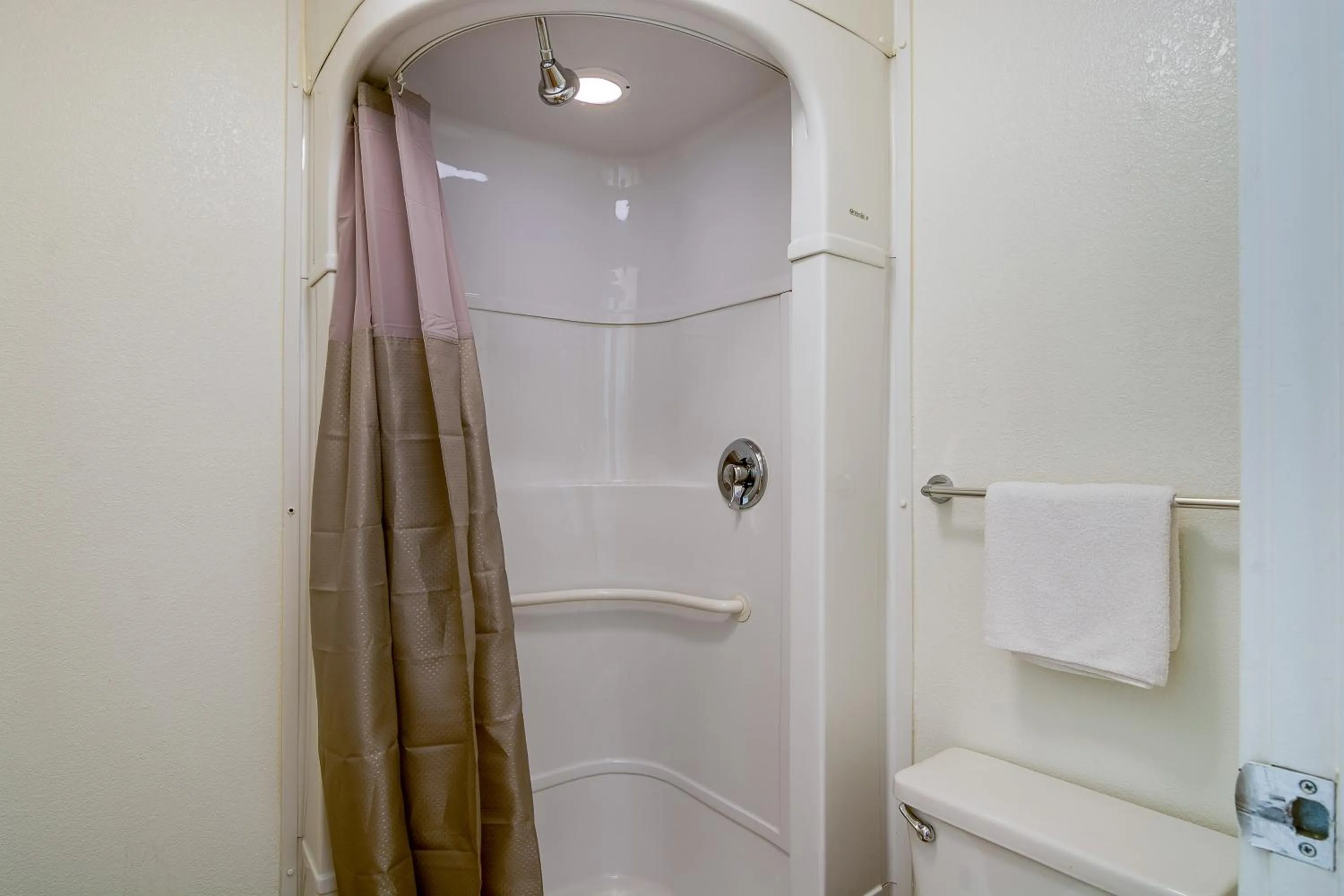 Bathroom in Motel 6-Rolling Meadows, IL - Chicago Northwest