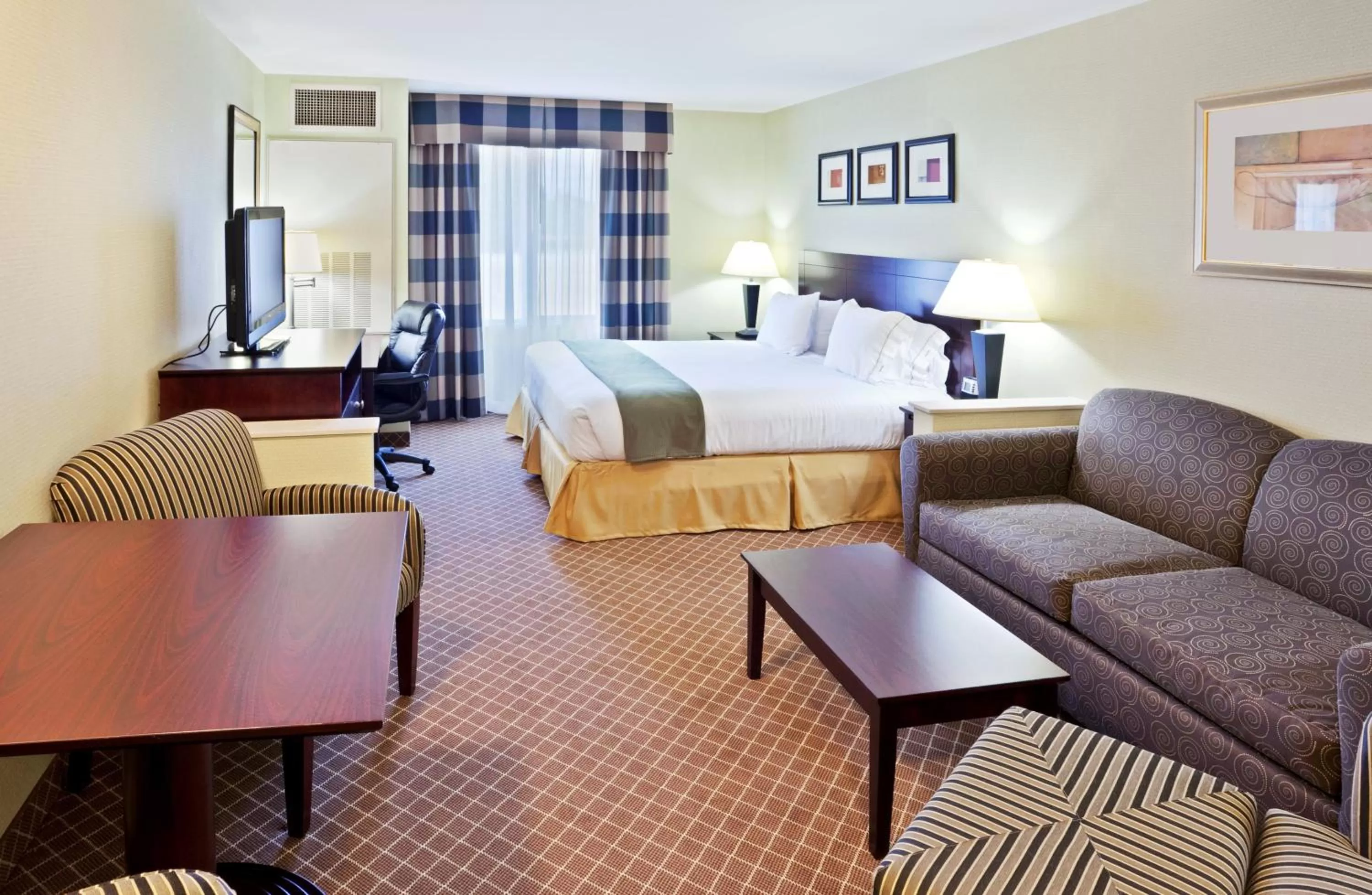 Photo of the whole room, Bed in Holiday Inn Express Hotel & Suites Chehalis - Centralia by IHG