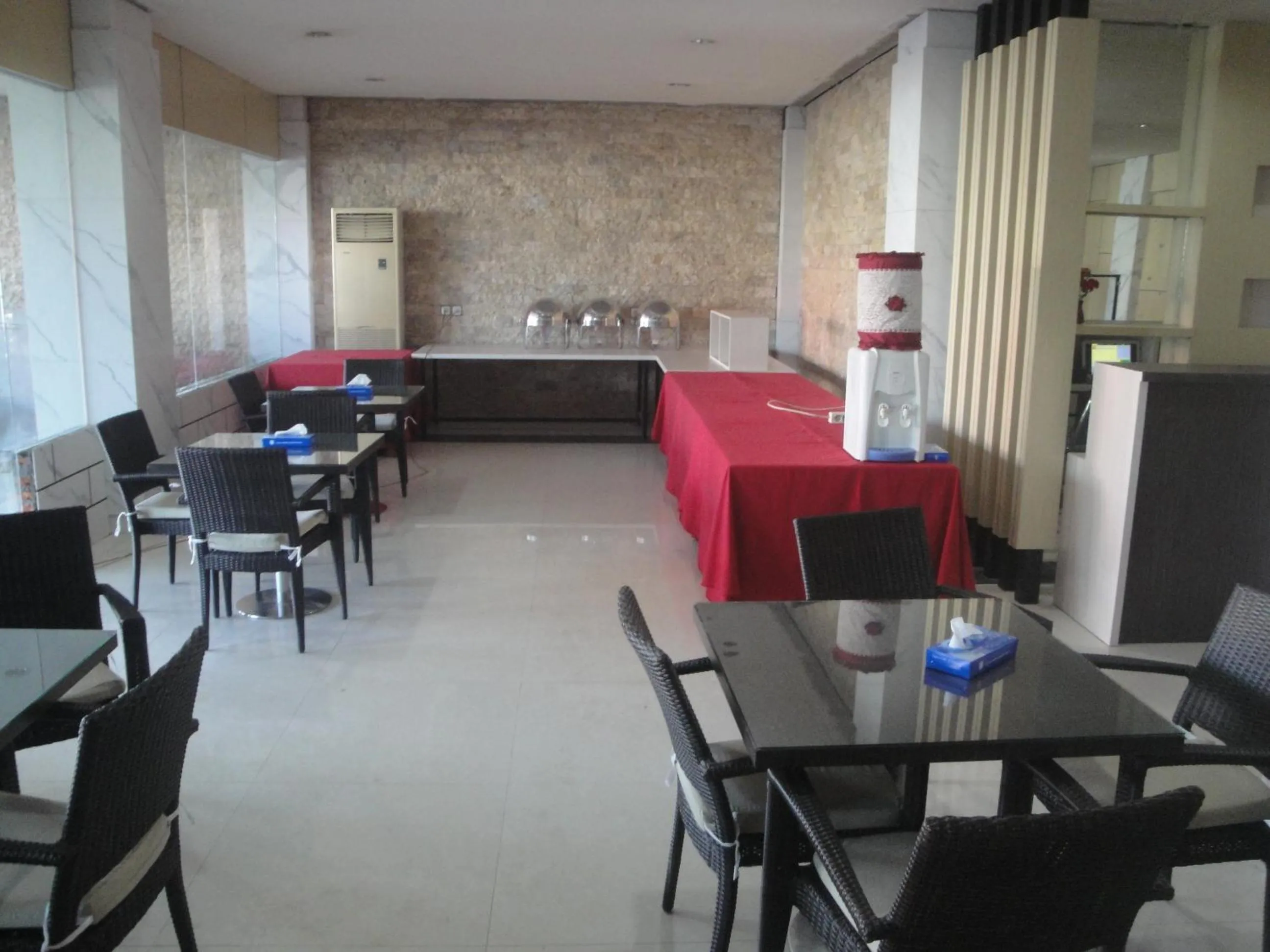 Restaurant/places to eat in Sylvia Hotel Maumere