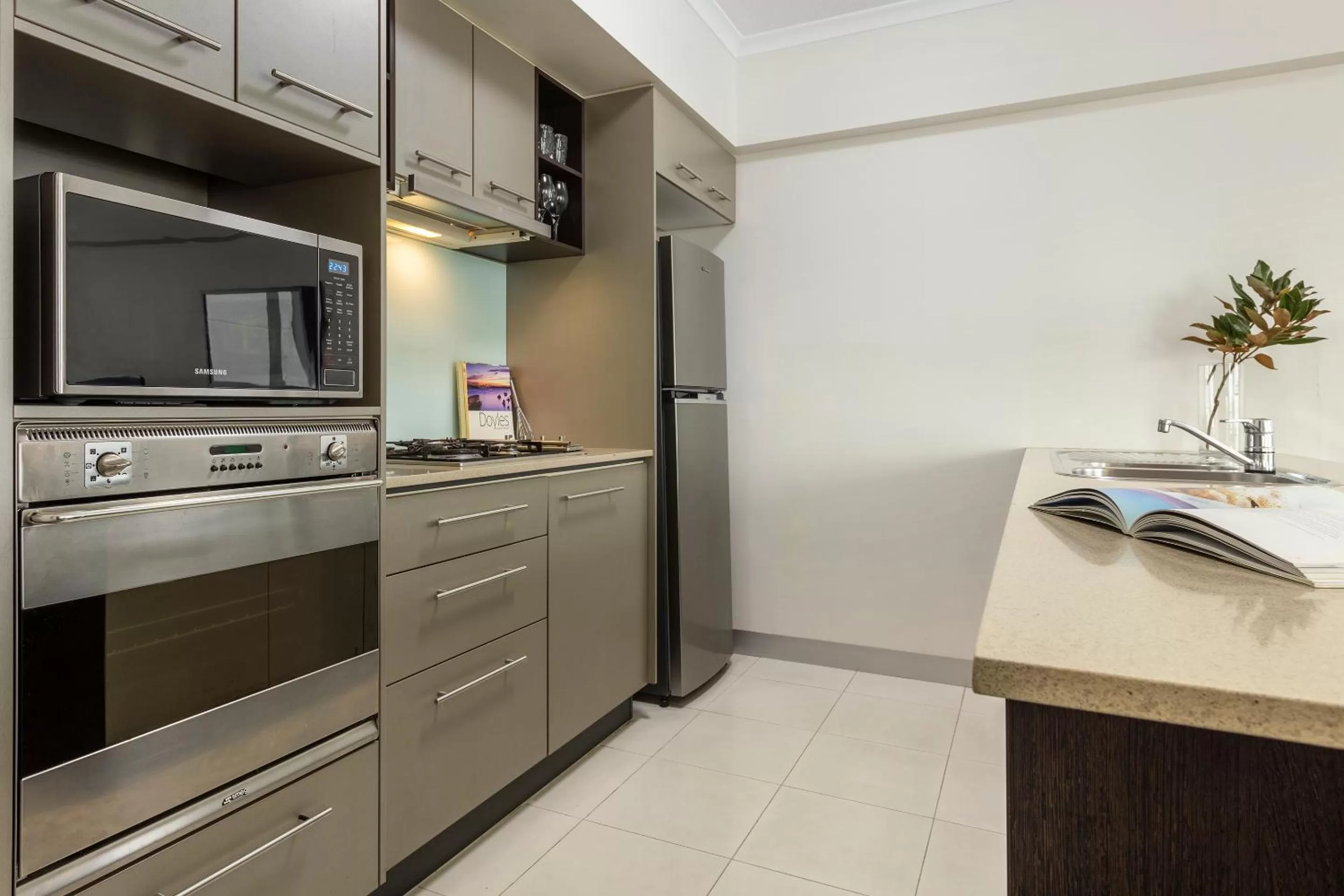Kitchen or kitchenette in Oaks Brisbane River City Suites