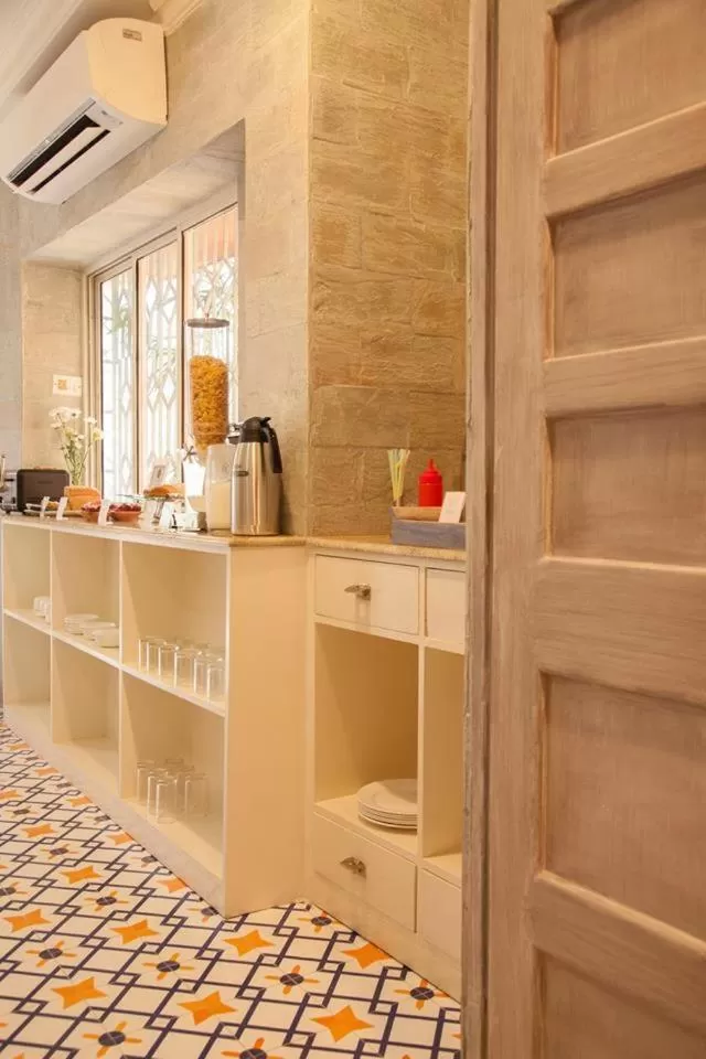 Restaurant/places to eat, Kitchen/Kitchenette in The Ivy House