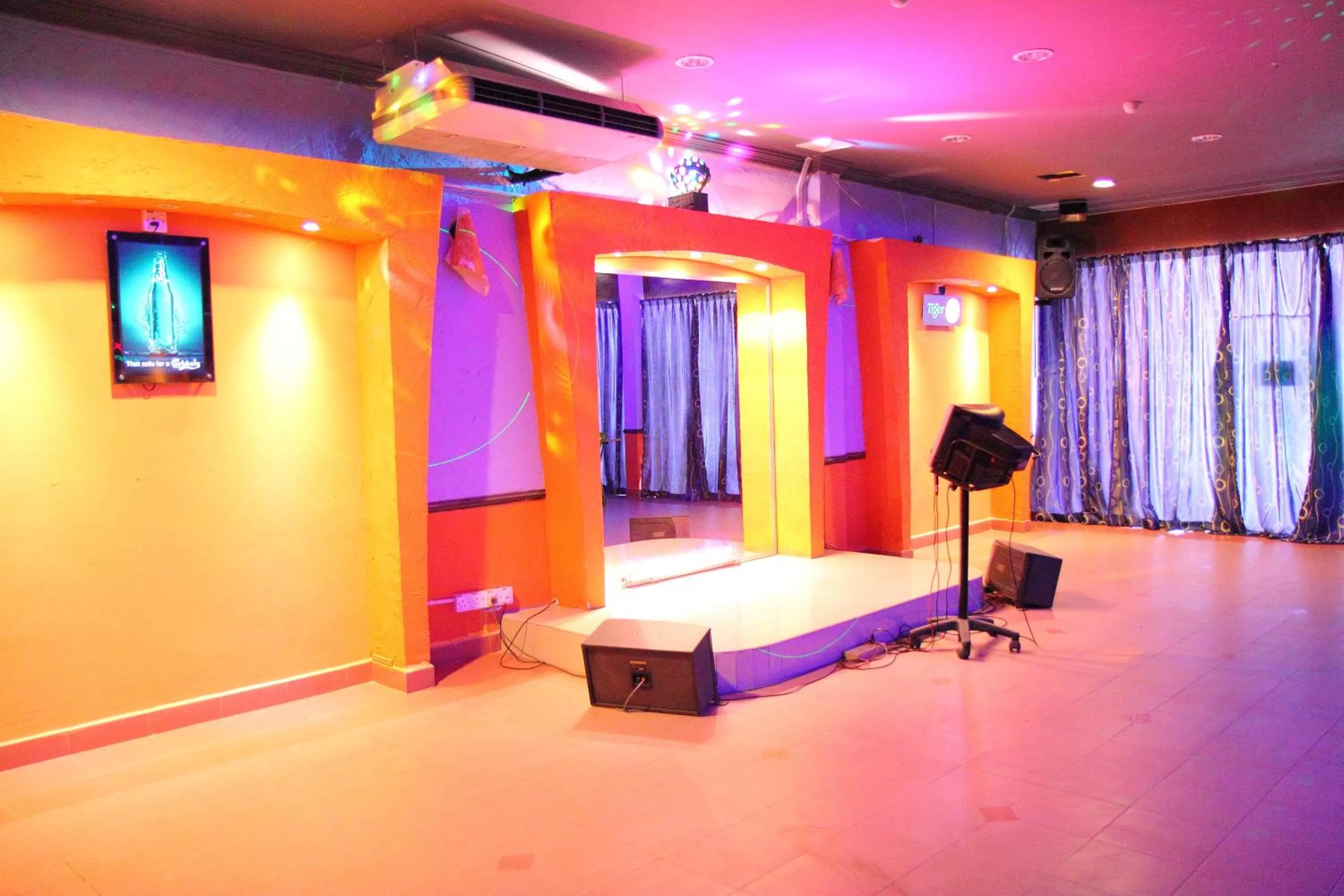 Lounge or bar, Bed in Grandpa Hotel