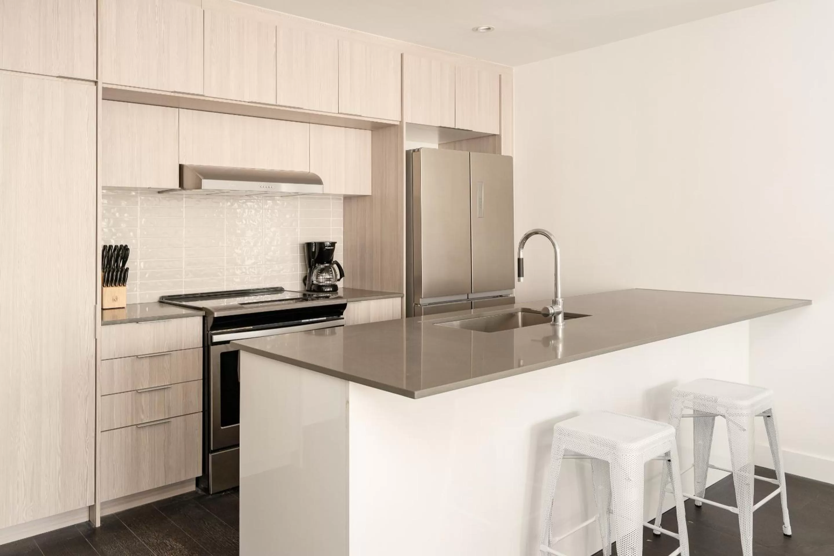 Living room, Kitchen/Kitchenette in Sonder at The Richmond